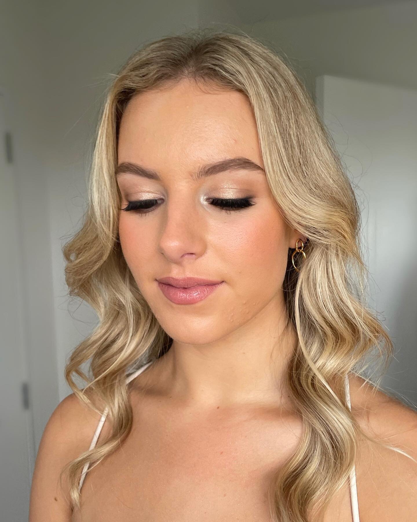 what a weekend! 3 weddings, 18 faces - here&rsquo;s one of them! love this soft bridesmaids look ✨ can&rsquo;t wait to share more from the weekend! 

@nataliedentmakeupandhair on hair 😍 

#aucklandmakeupartist #aucklandmua #nzmakeupartist #nzmua #nz