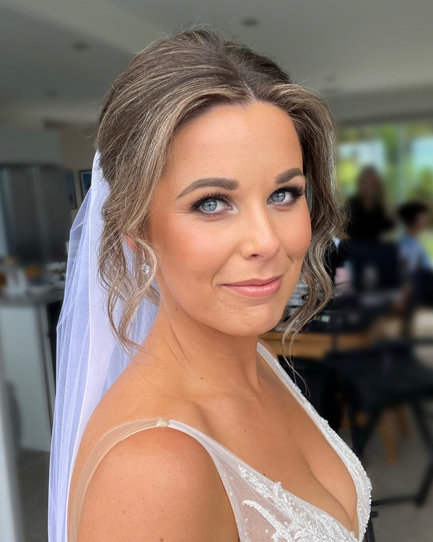 glam bride Aimee 😍 full coverage skin and a good ol smokey eye to make those blue eyes pop! 🖤 

@nataliedentmakeupandhair on hair 

#aucklandmakeupartist #aucklandmua #nzmakeupartist #nzmua #glambride #nzweddings