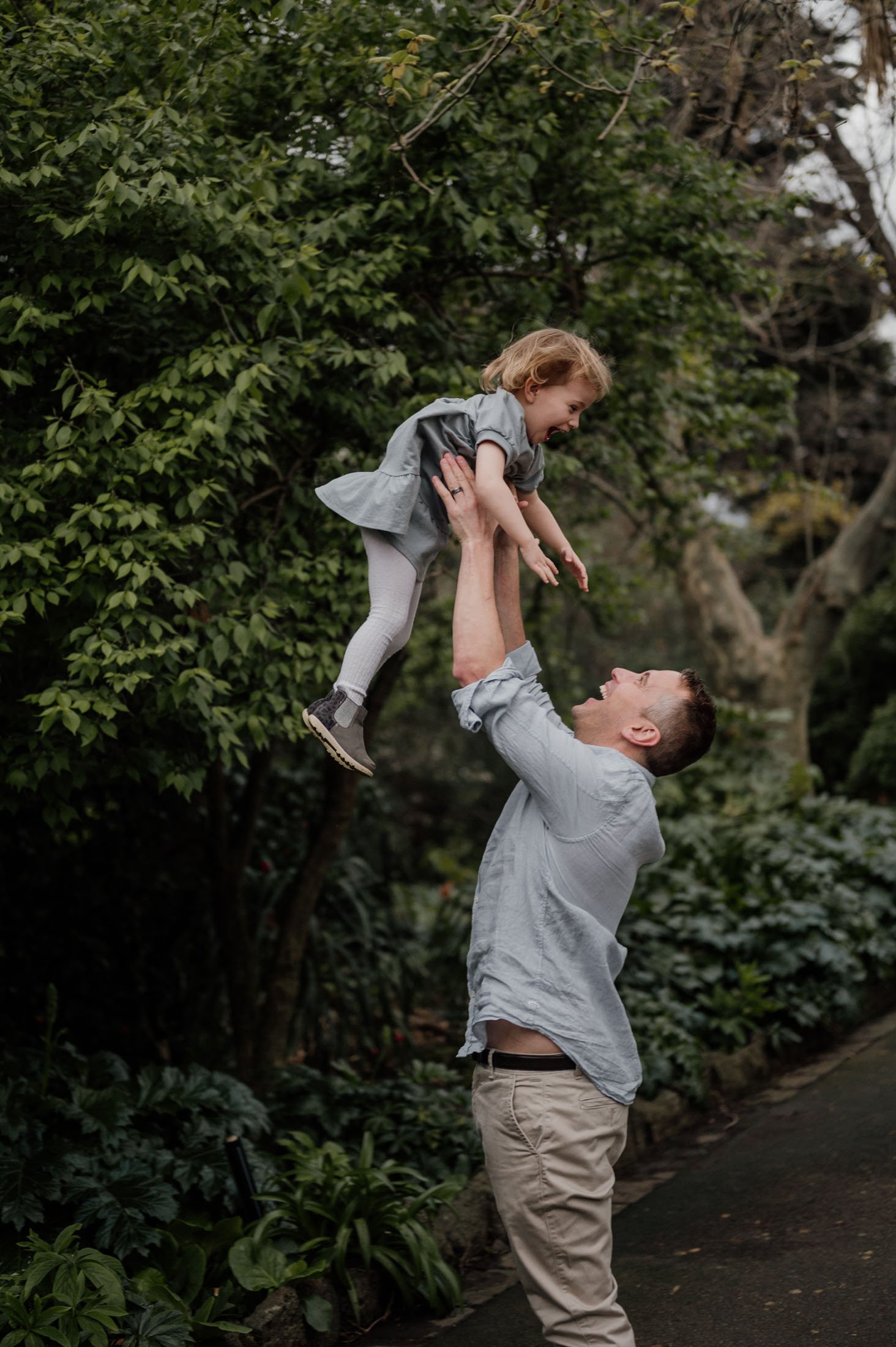 father throwing daughter in air