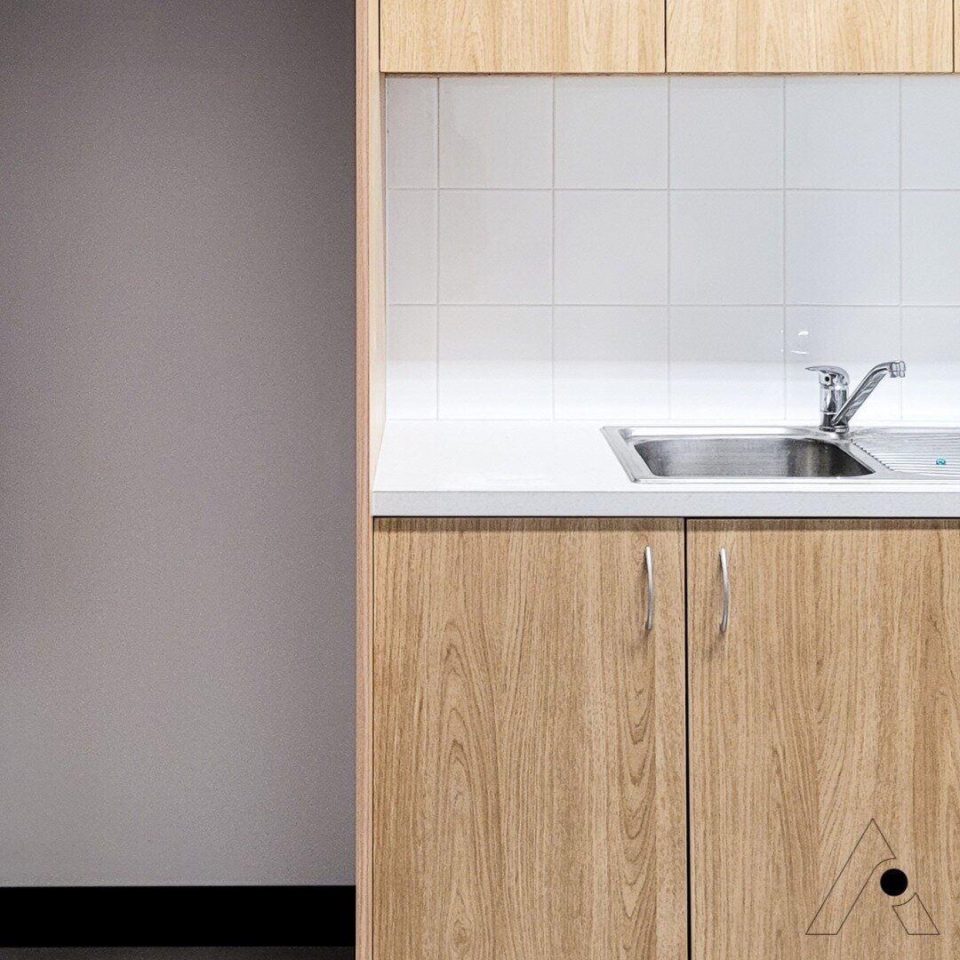 DETAILS // A simple and minimal staff kitchenette in the recently completed Narrandera Bendigo Bank, featuring @Laminex Elegant Oak and Johnson TILES s Elements White Gloss Tiles. Link in the comments to view more photos 👇🏼👀

Head Contractor - @Me