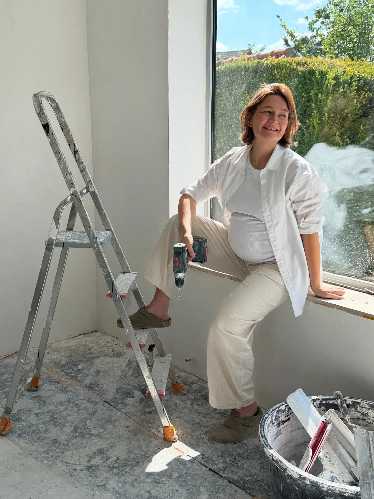 Tijd voor een update want er wordt hier al een tijdje gebouwd — op meerdere lagen; letterlijk en figuurlijk. 
Er komt een kleine aan 🩵 en in ons nieuwe huis wordt gesloopt, gestript en weer opgebouwd.
Als je me eind 2024 had gezegd dat ik in