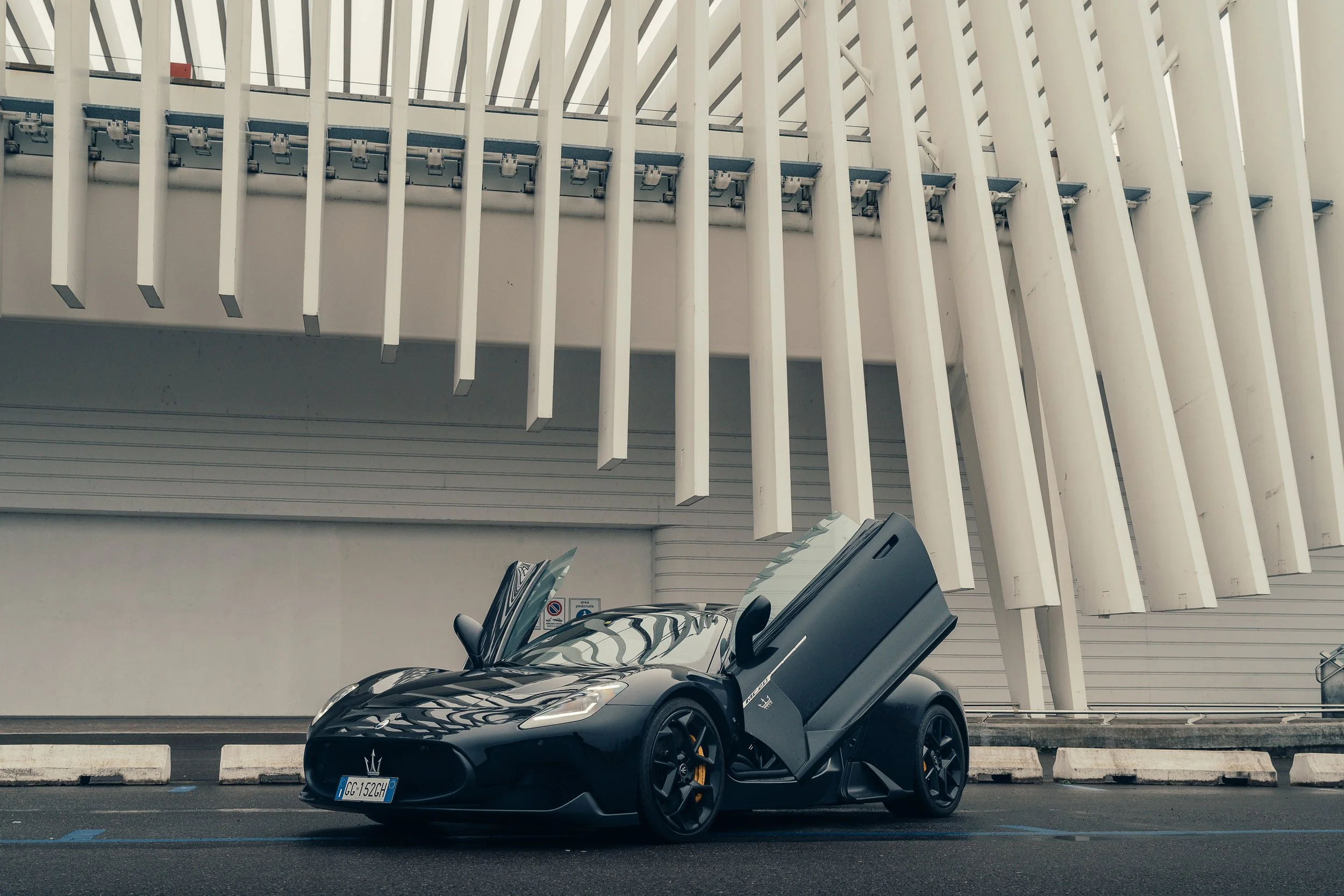 Black_Maserati_MC20_2023_in_StMoritz_Front_Quarter_Doors_Up_Reflection_DSLuxury_Rental.jpg