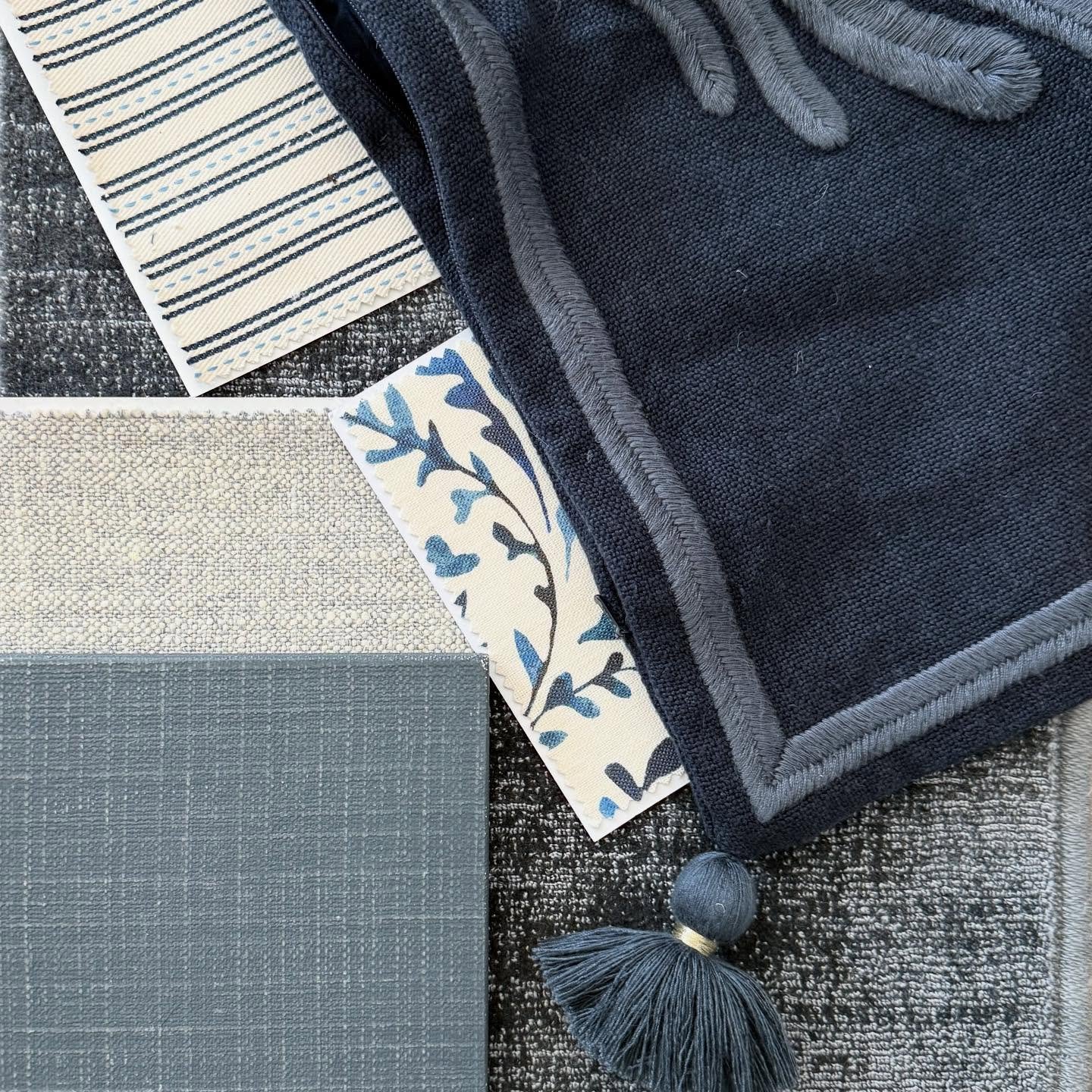 A follow up to yesterday with scheme number two! A deep indigo palette this time. Such a rich color mixed with a ticking stripe and crisp white trims and bookcases making it fresh, clean and inviting. Giving a Ralph Lauren vibe.
#bedroom #bedroomidea