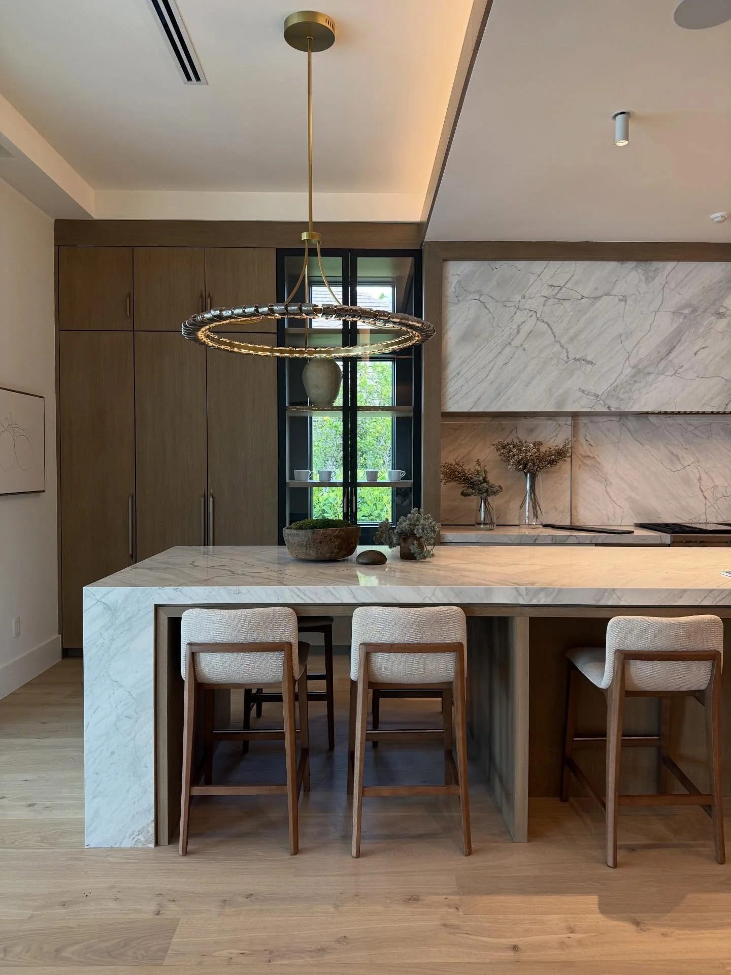 Calming, casual, and sophisticated yet warm and super inviting. That&rsquo;s the perfect combination in this beautiful oasis in #naples. We didn&rsquo;t want to leave!
#resortliving #entertainingspace #relaxedstyle #interiordesign