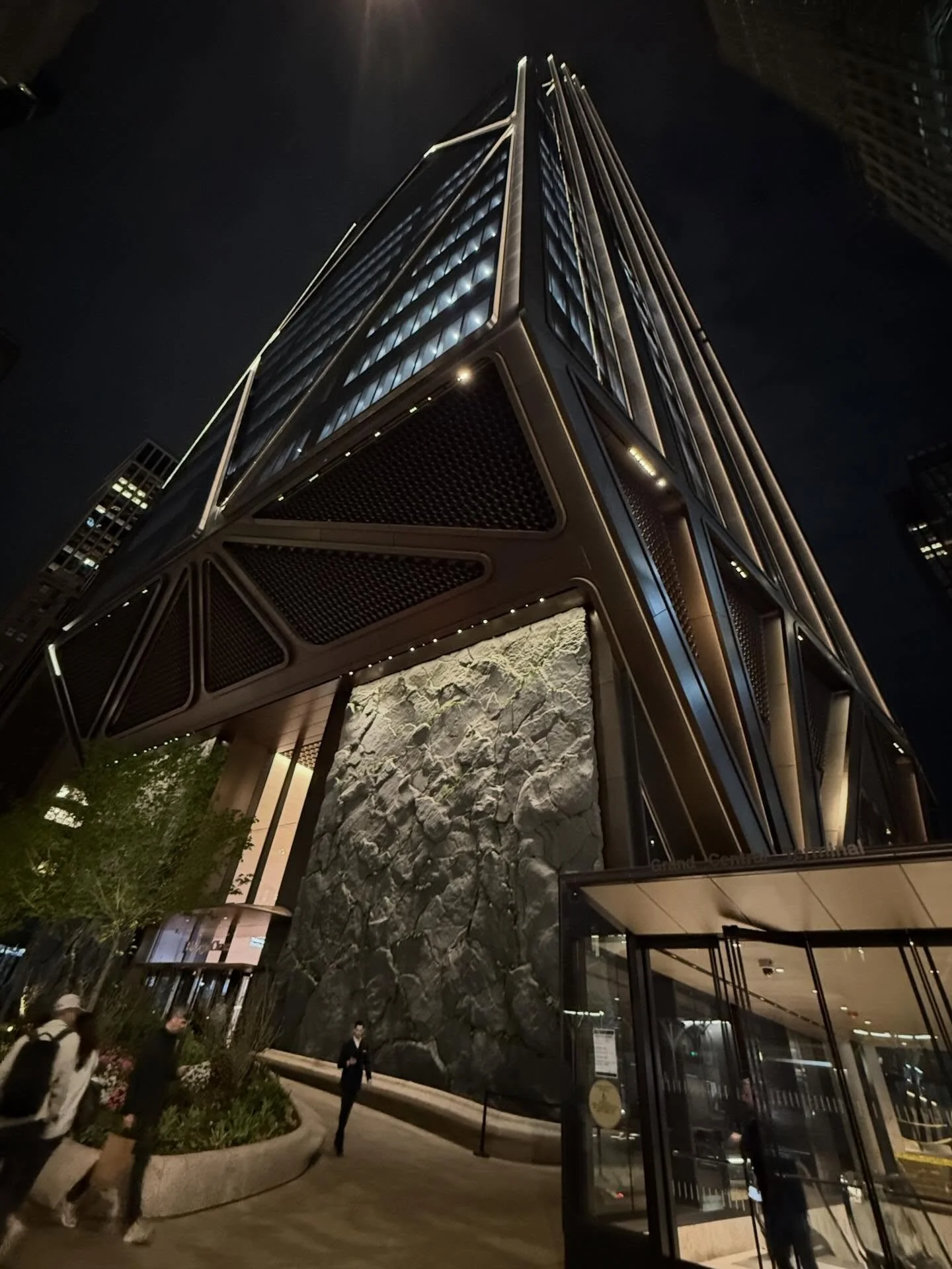 This building FASCINATES me. It&rsquo;s the new JPMorganChase Chase Global Headquarters on Park Avenue (48/49)
We watched it go up&hellip; and as a family we were amazed at the engineering involved at the base of the structure. So incredibly imposing