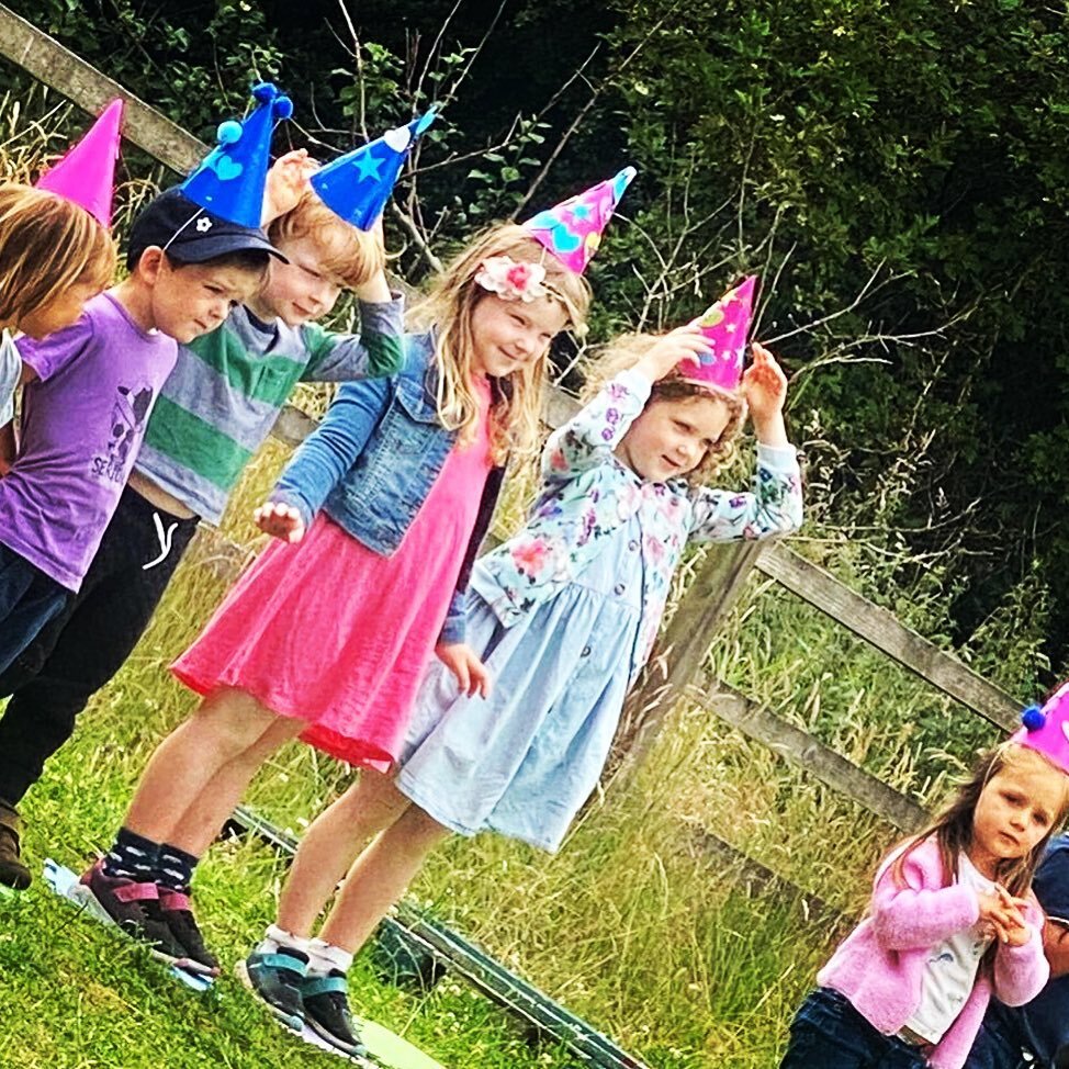 Our little 3-5s getting ready for show time today!! 

Absolute stars! Each and every one of them! 💛💜❤️

@outdoorplaybarn