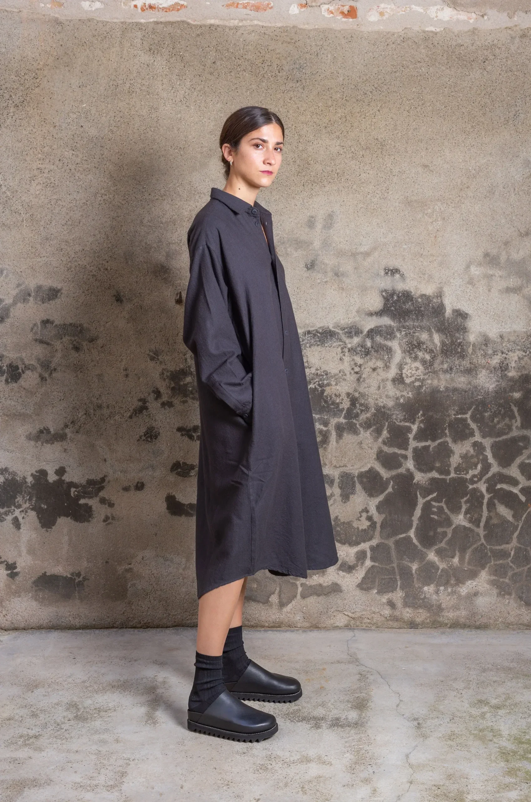Labo.Art Damenmode – minimalistische Silhouette in natürlichen Tönen, erhältlich bei Sabine Kohler Boutique Österreich