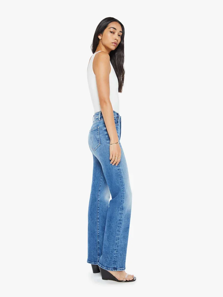 MOTHER Denim Tomcat Jeans in hellem Wash – handgefertigt in Los Angeles, erhältlich bei Sabine Kohler Boutique Österreich