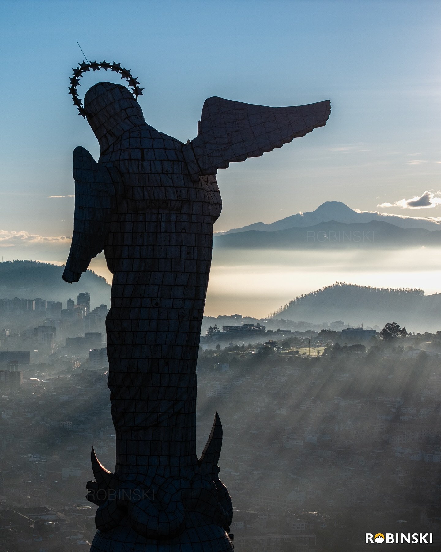 La Virgen Alada del Apocalipsis, tambi&eacute;n conocida como Virgen del Panecillo. 

Con su mirada fija hacia el norte, contempla al Cayambe, que se eleva con elegancia entre la niebla y las monta&ntilde;as, como si tambi&eacute;n quisiera mirarla d