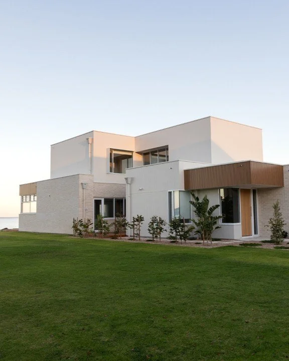 Where the coast meets modern architecture and perfected interiors. This new home build completed by our Jamar team really is something else.

Builder: Jamar Building Services
Architect: Messis Studio
Interior Design: Melissa Slade Interiors

www.jama