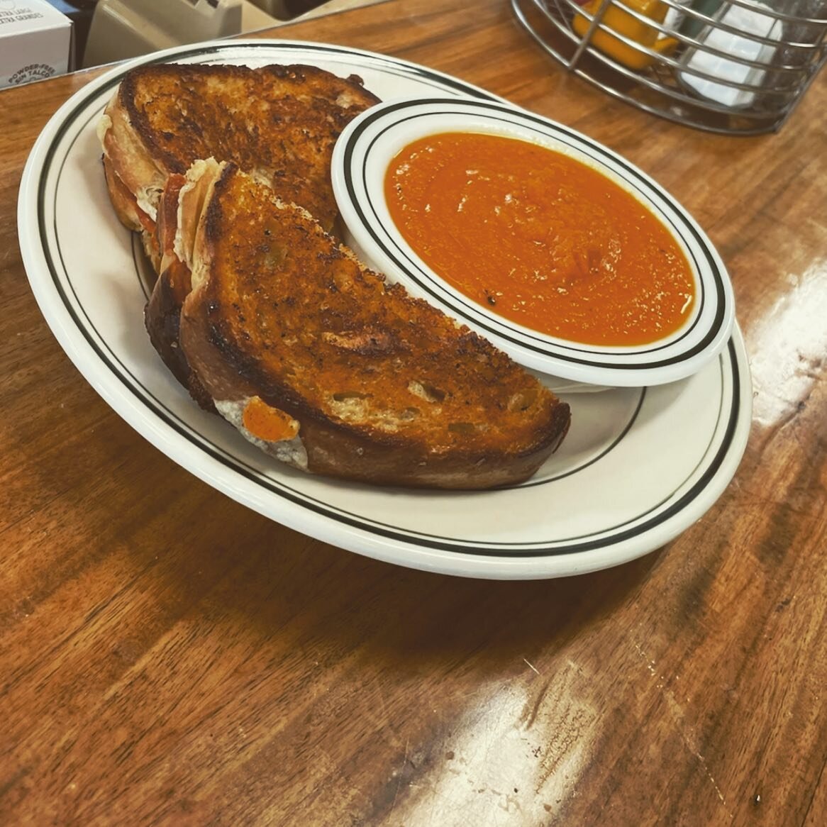 It&rsquo;s been a rainy week 🌧 so let&rsquo;s brighten the day up with a hot and cheesy grilled cheese and a cup of tomato soup! 🥣🌈

 #tampa #tampaflorida #tamparestaurant #smallbusiness #shopsmall