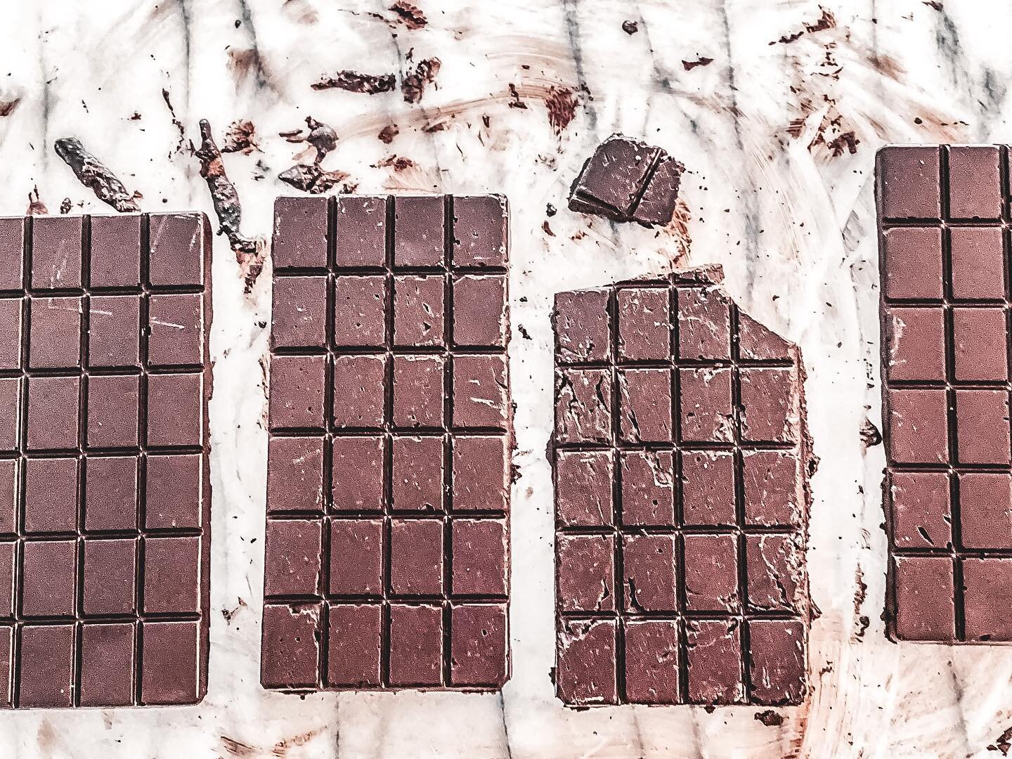 Say hello to my first ever batch of chocolate bars. A fair amount of new chocolate lovers have joined the Echea Chocolate fam recently, and just in time! 

Yesterday marked one year since the beginning of Echea Chocolate. What started as a little blo