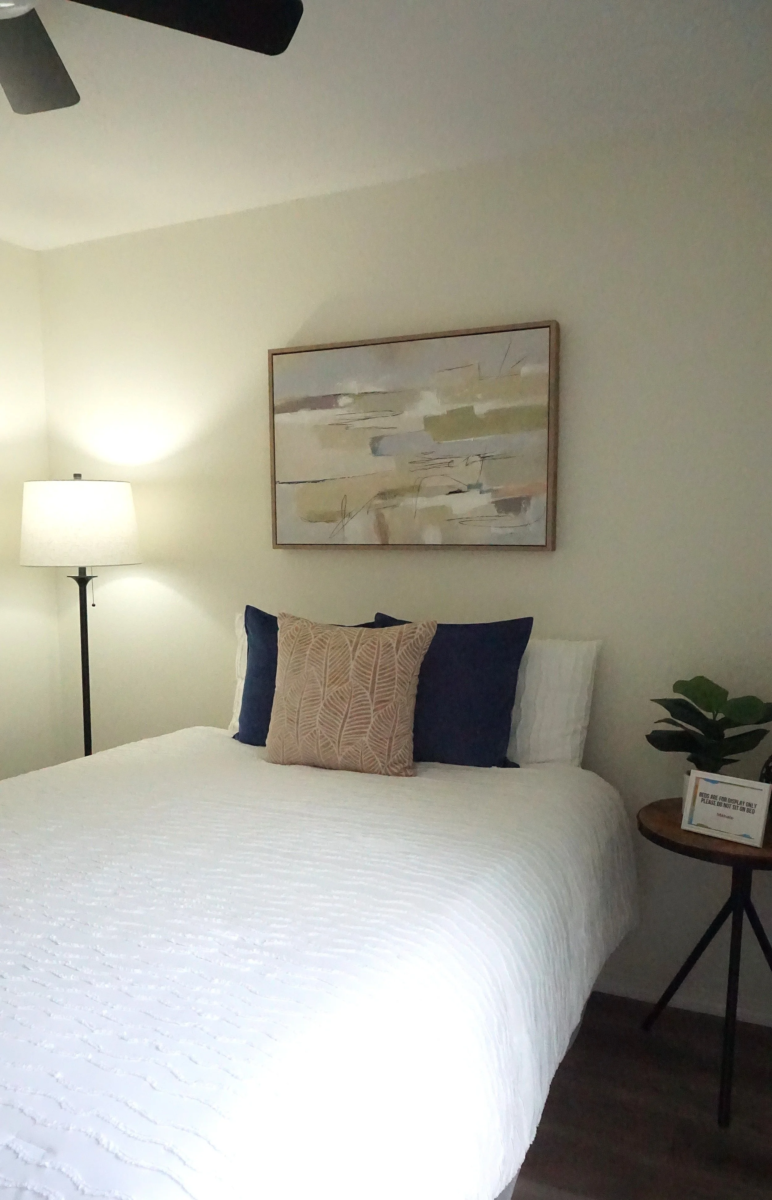 2nd.bdrm.lamp.JPG