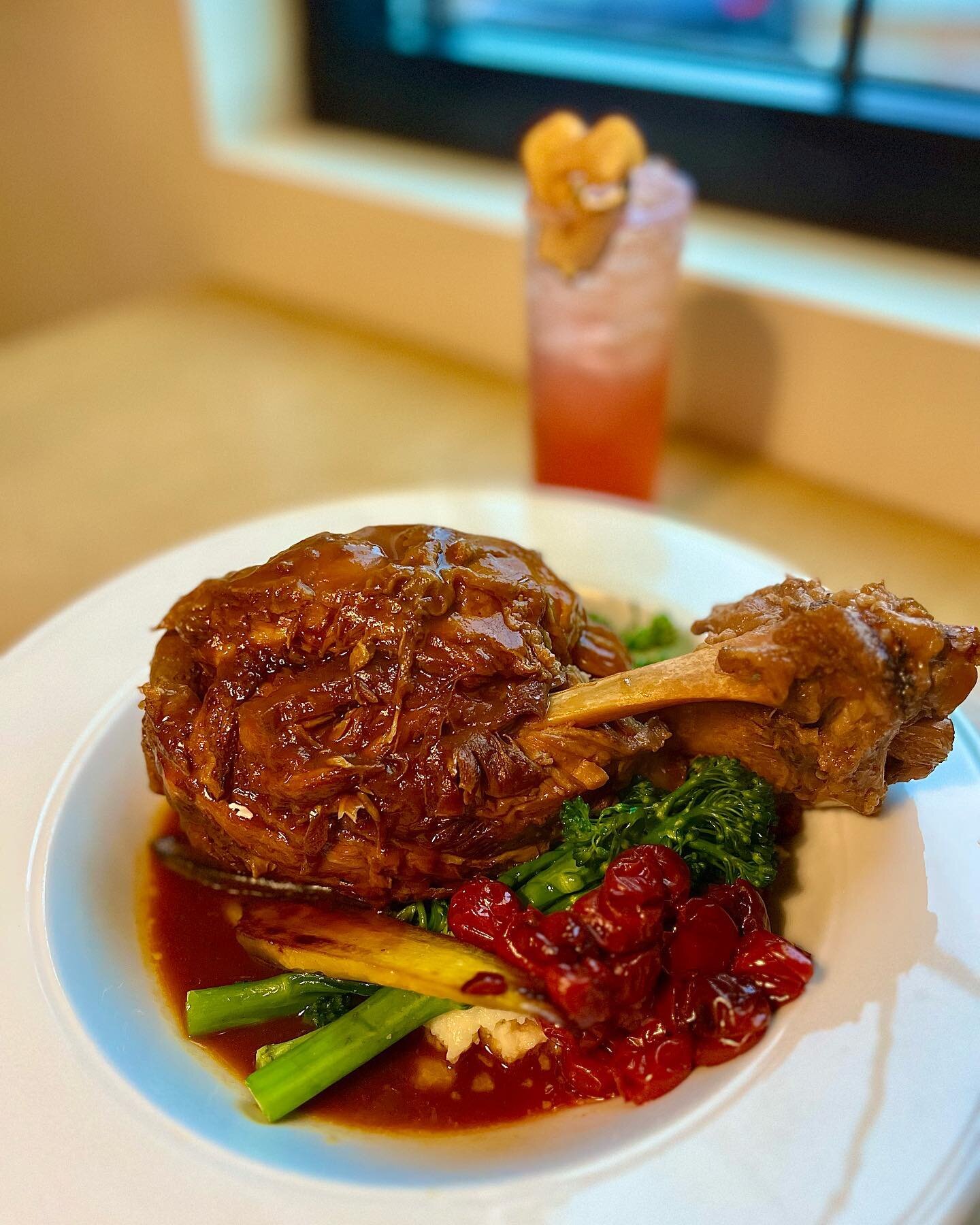 Check out one of our new fall menu items! 
🍁Braised Pork Shank, apple cider braised served with boursin mashed potatoes, seasonal vegetables, apple pork demi-glaze and door county cherry. 
.
.
.
#fallflavors #braisedpork #newmenu #yum #delicious #lo