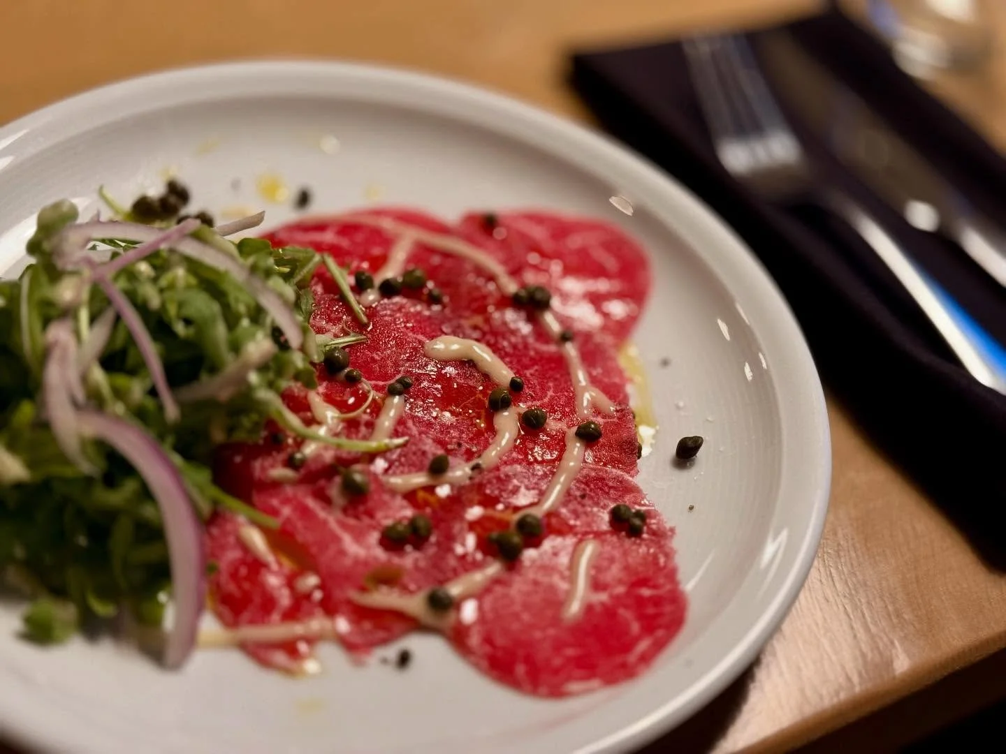 Happy Wednesday! We can&rsquo;t wait to serve you this week! 
Get in to try our delicious Beef Carpaccio featured appetizer!

Make your reservations on our website!
Lostkeytap.com
.
.
.
#chefsfeature #beefcarpaccio #appetizer #foxvalley #foxcities #d