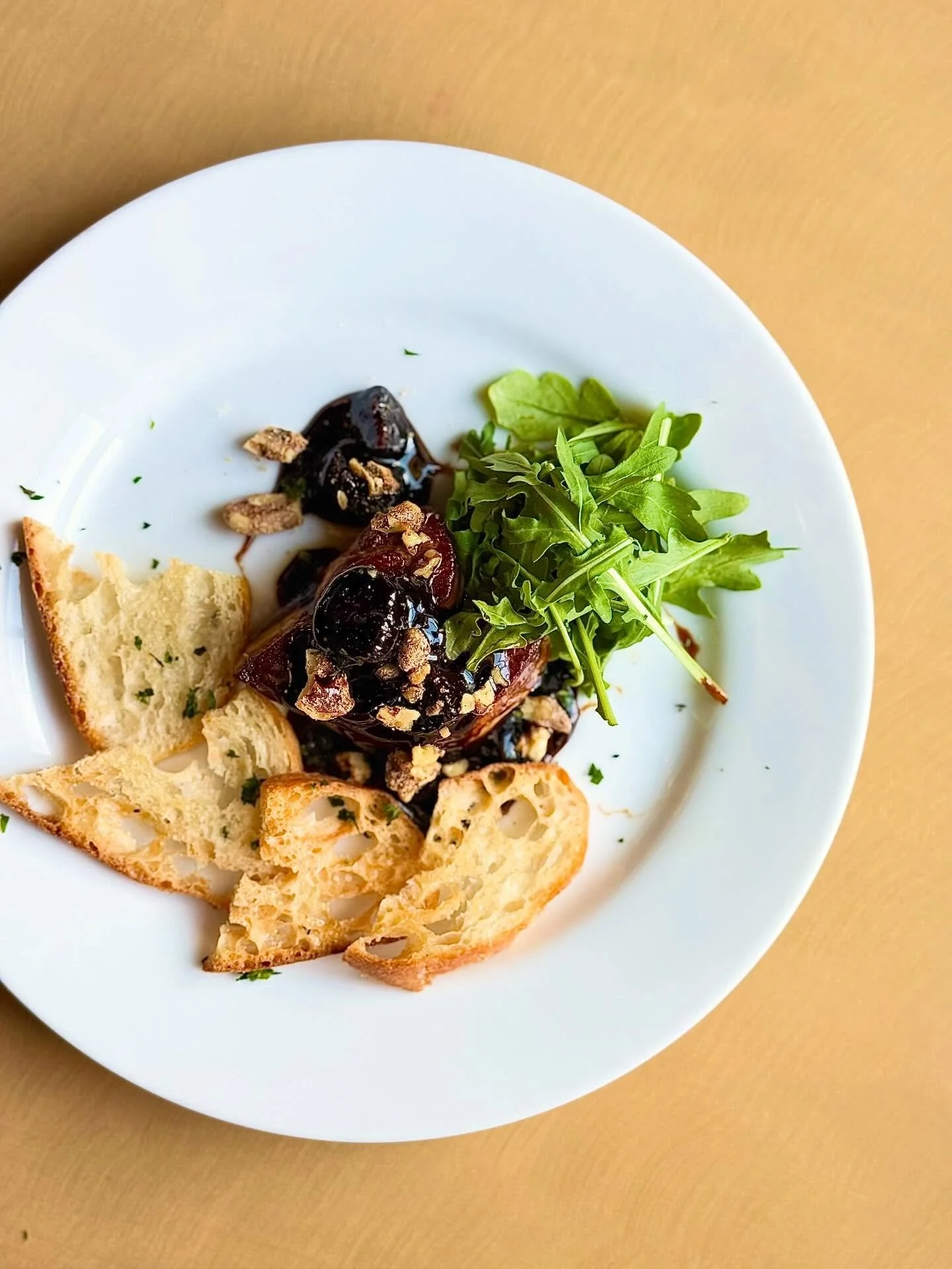 Featured starter:
Foie Gras 
Pan roasted Foie Gras, black mission figs, crushed candied walnuts, balsamic reduction, and fresh arugula.

Make your reservation on our website!
Lostkeytap.com
.
.
.
#foigras #chefsfeature #foxvalleyfood #greenbayfoodi #