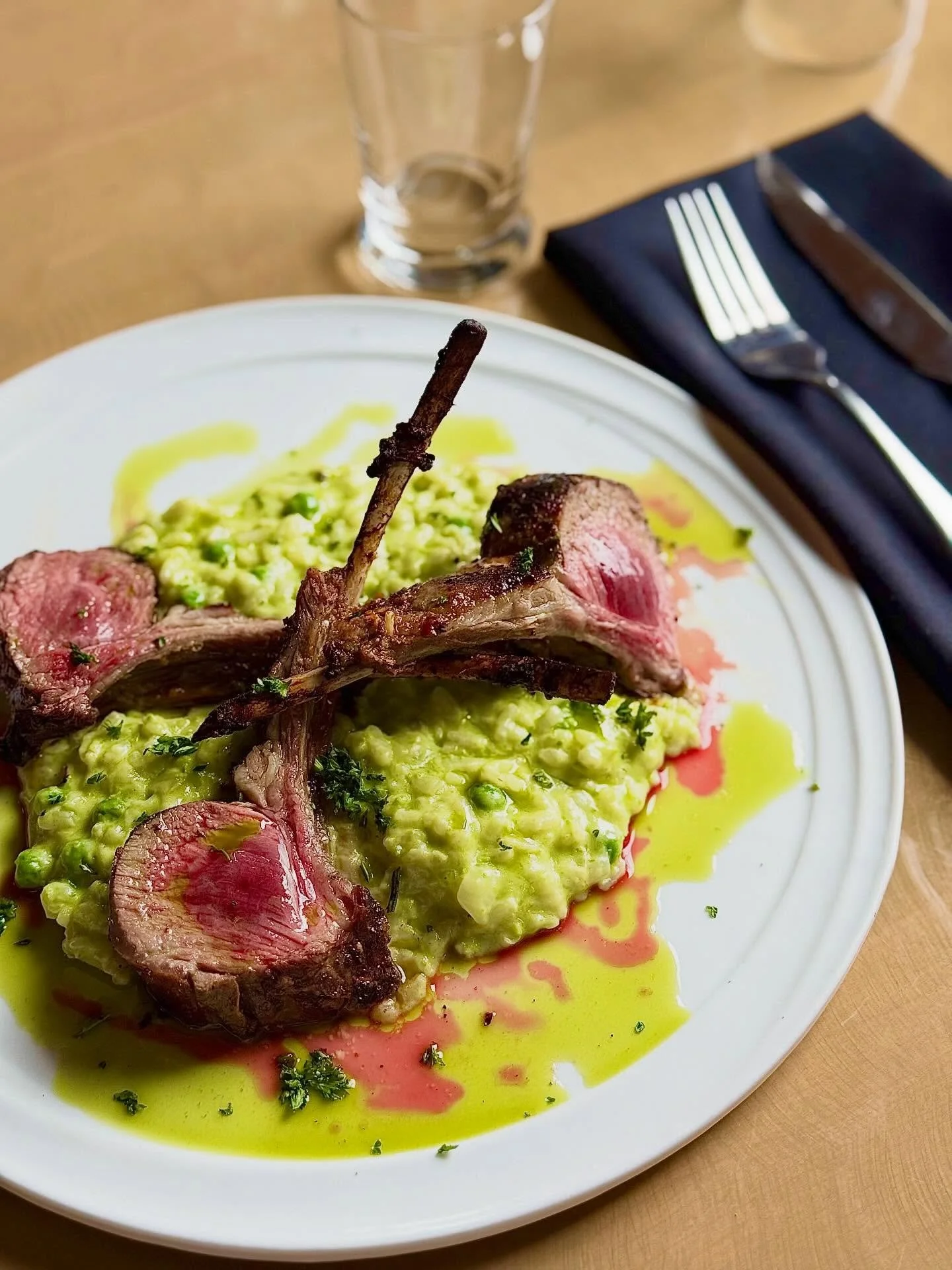 Happy Wednesday! Our features this week are too good to miss! 
📸: Lamb lollipops
Harrisa marinated grilled lamb lollipops, served over risotto with pea pur&eacute;e and topped with mint oil. 

Make your reservations on our website!
Lostkeytap.com
.
