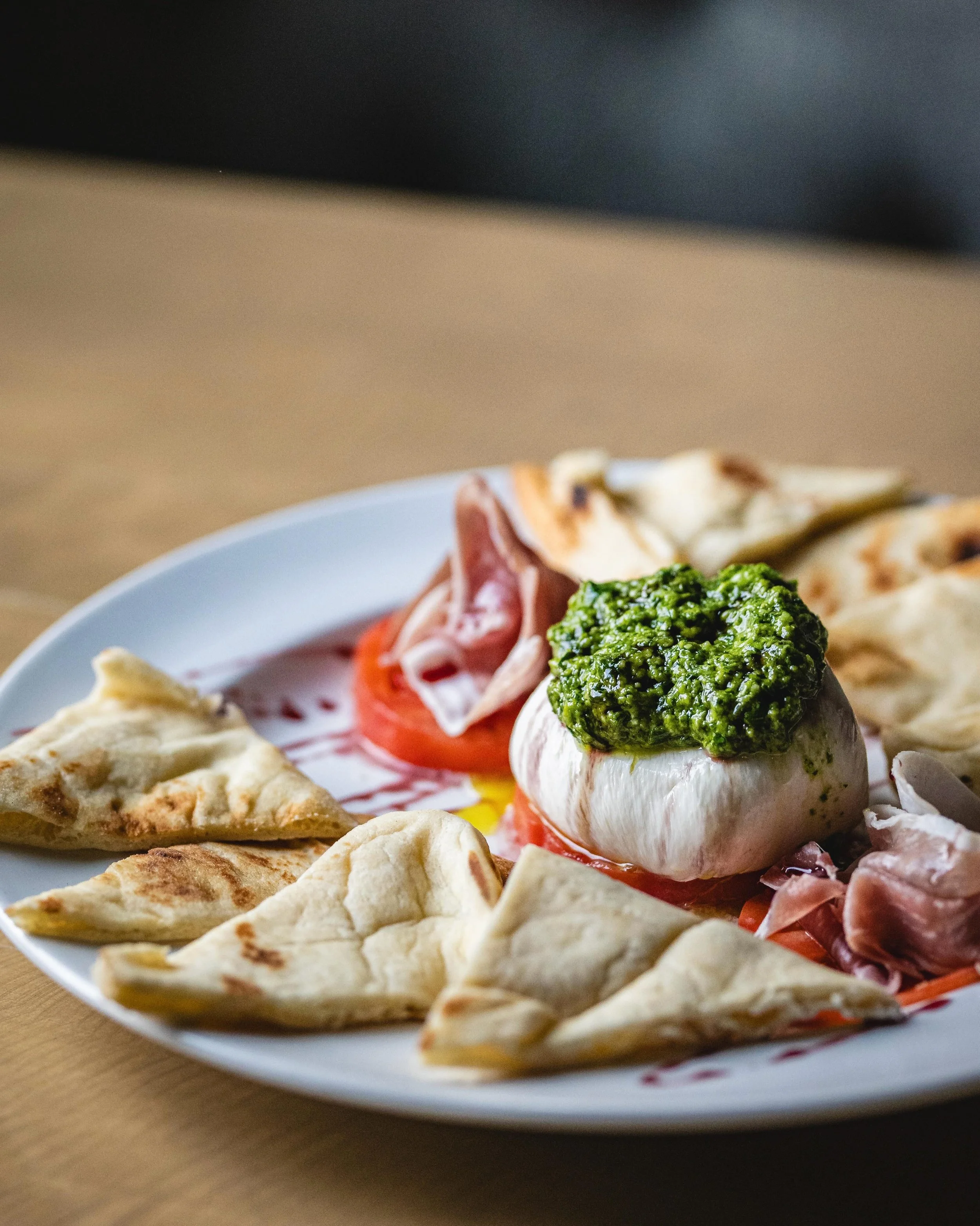 Warm days call for one of our favorites!
📸: Burrata
Served with prosciutto, tomatoes, pesto, red wine gastrique, and naan bread.

Make your reservation on our website!
Lostkeytap.com
.
.
.
#burrata #foxvalleyfood #greenbayfoodie #depere #delicous