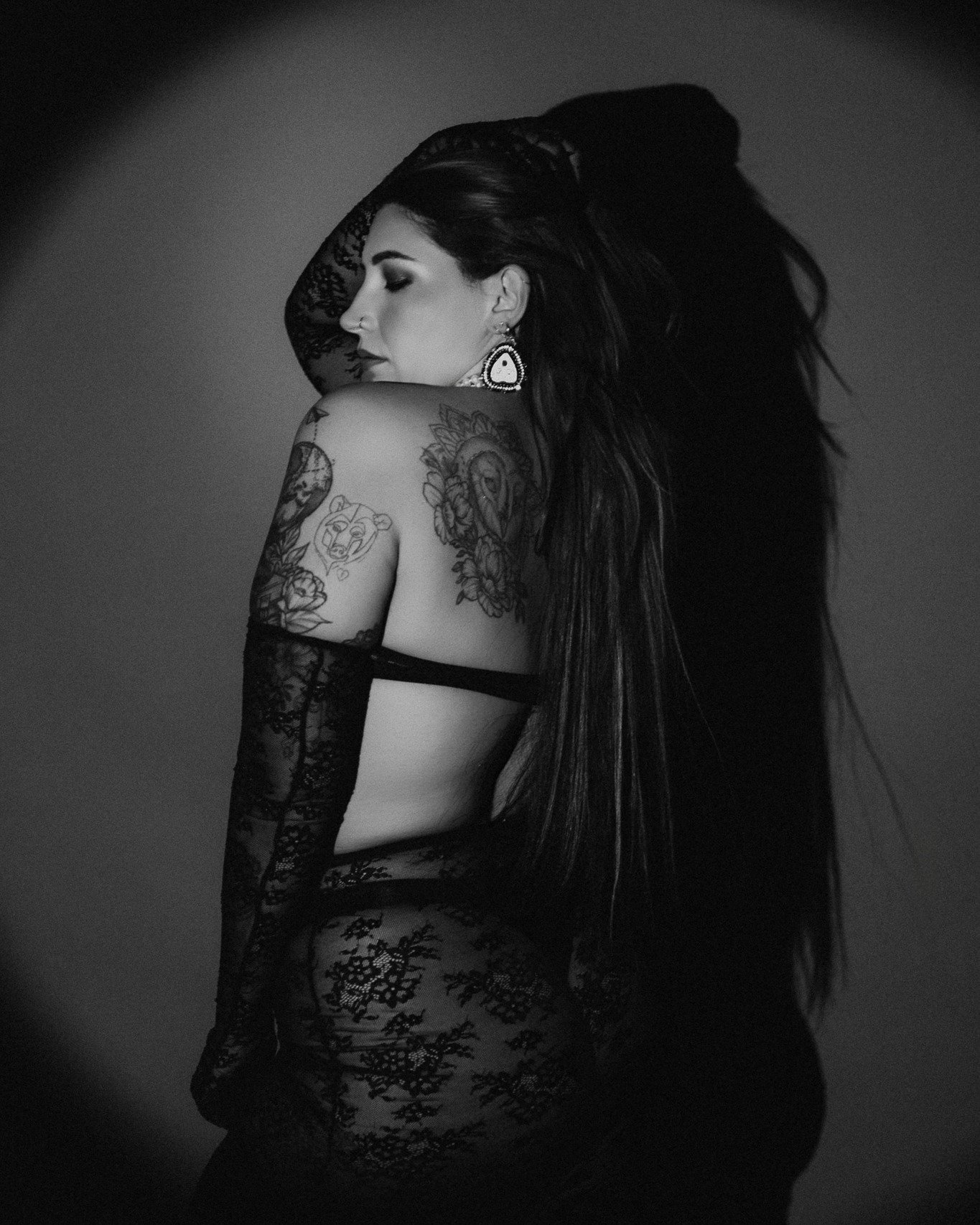 When @@brittany.bannerman said she wanted to do a shoot for her 30th birthday I was immediately inspired!  I knew we had to make something timeless and ICONIC!

This queen is one of my repeat offenders,  she's been in studio multiple times, was one o