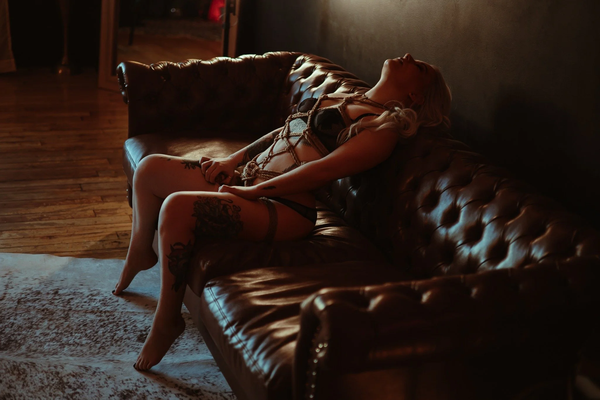 Before booking a shibari photoshoot there's a few things you need to know! 

This is a kink with real dynamics behind it: power exchange, trust, communication, and safety. 
A proper shoot involves an experienced rigger, like @knot.your.peach  negotia