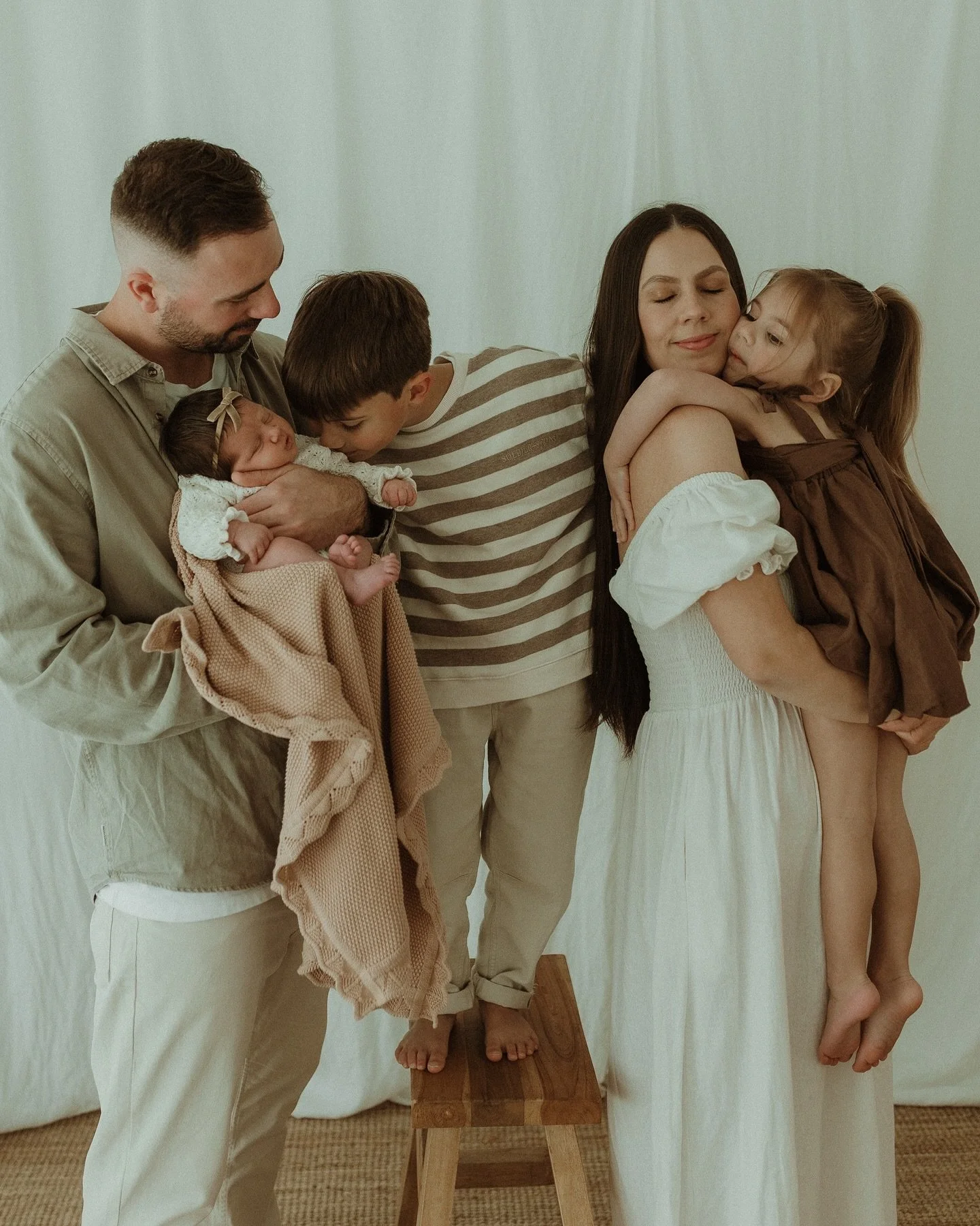 The Bryant family - complete 🫶🏼 We took our time with this session, soaking up every tiny detail of their final baby girl, Hazel ✨ A little extra love for the last chapter of their newborn story 💛