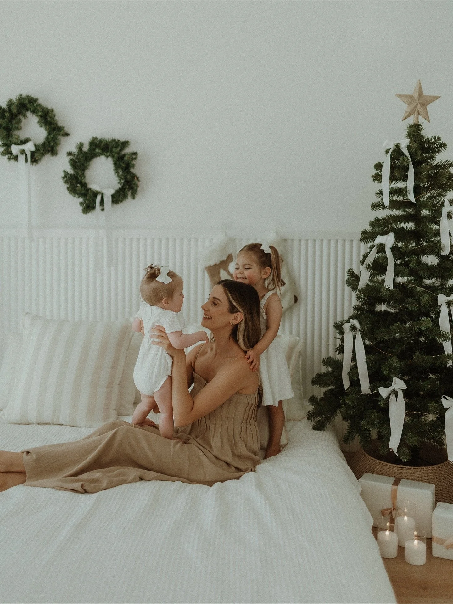 Life is too short, just put your tree up &amp; book the Christmas Mini ✨✨✨