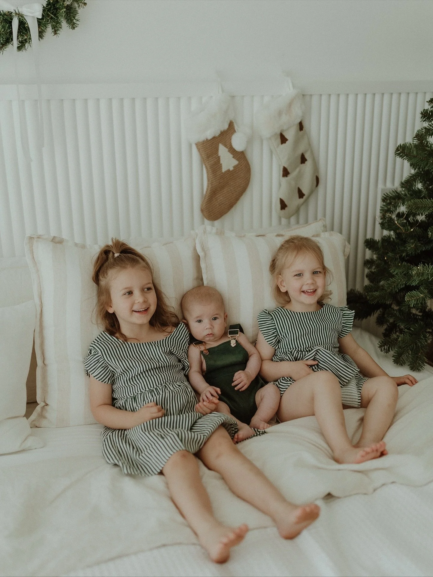 Twinkly lights, cozy vibes and the sweetest trio 🎄✨
These two big sisters were absolutely smitten with their new baby brother in 2025s festive set up 🫶🏼