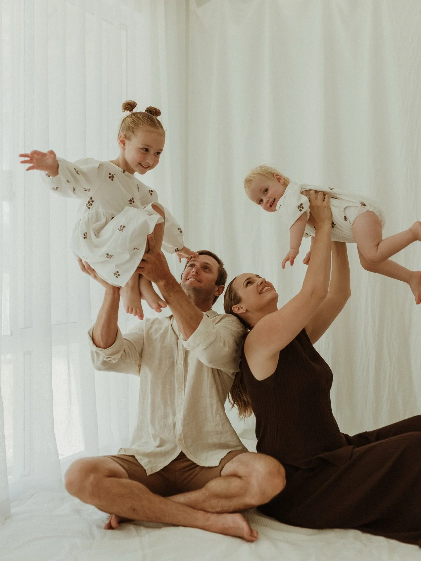 After years of photographing families in beautiful outdoor locations, I&rsquo;ve fallen in love with something simpler.

A white backdrop.
Soft light.
Pure connection.

Nothing pulling focus - just your family and the love you share 🤍 

Studio famil