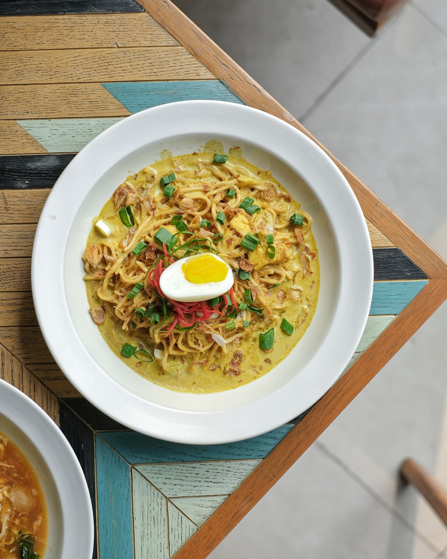 A bowl of comfort rich curry noodles topped with a perfectly soft-boiled egg, crispy shallots, and fresh scallions. Every bite is a burst of flavor 💛

-

📍Native Puri
Mon-Sun // 8am-10pm

📍Native Menteng
Mon-Sun // 7am-9pm

📍Native Kelapa Gading,
