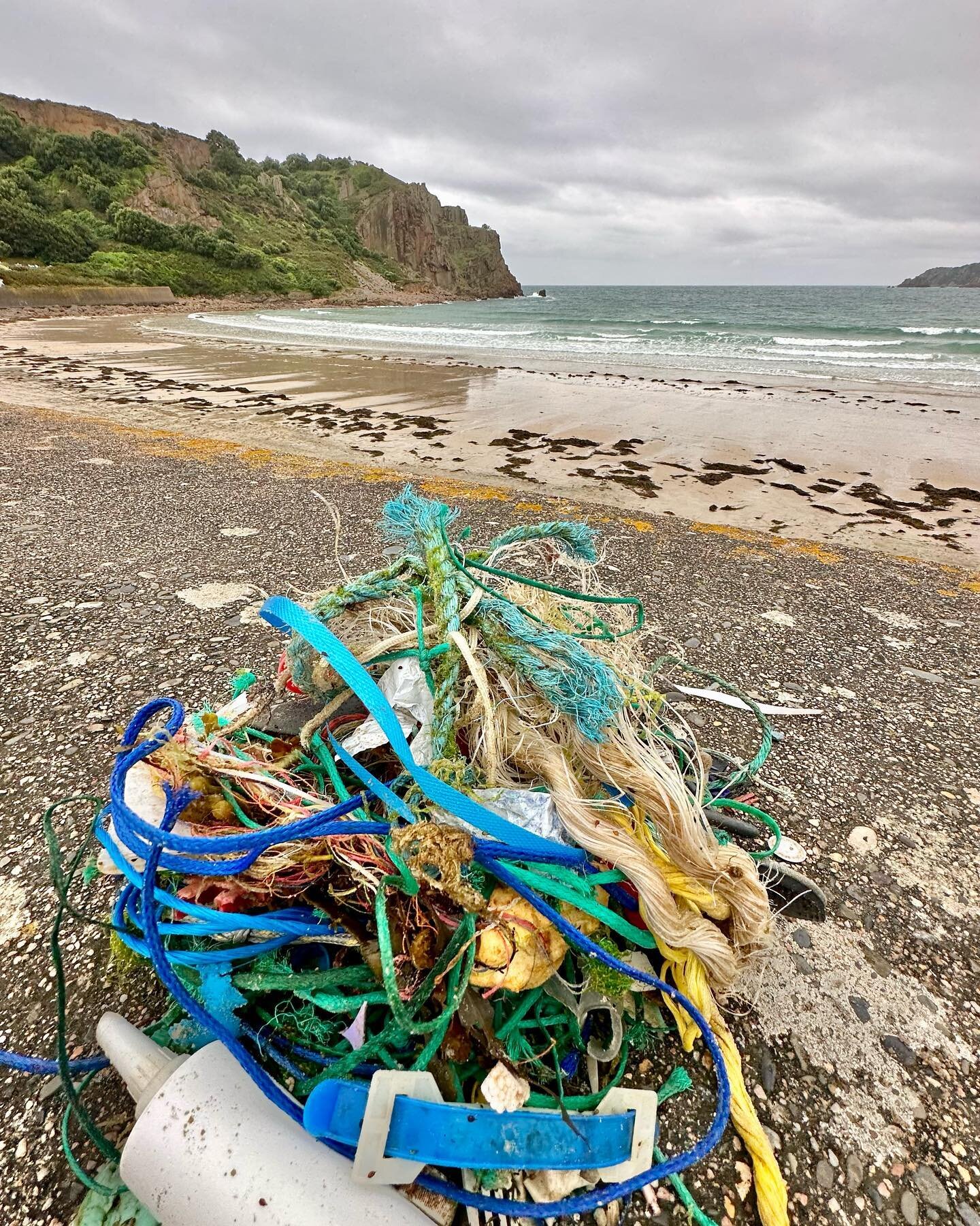 Thought I&rsquo;d get a long walk in with @woodyjersey before the weather turned.  We failed 😜

Ah well - such a lot of fishing rope in todays #2minutebeachclean along the tide line on the beach at Ouaisne.

Lot&rsquo;s more will be thrown up by the