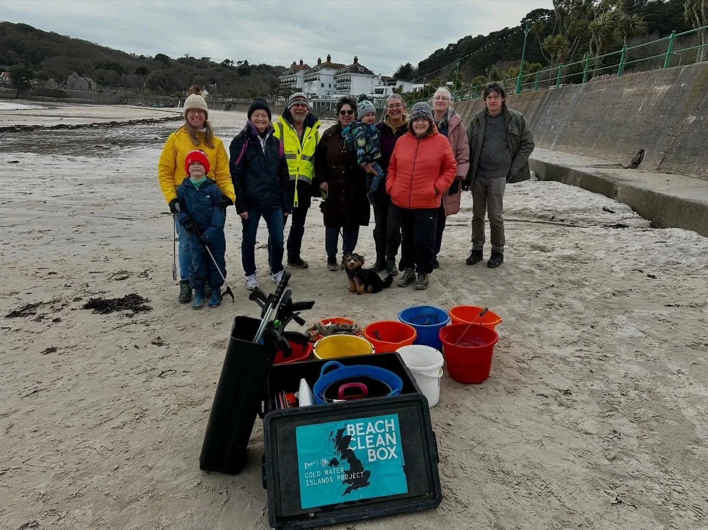 A big shout out to the team of volunteers who came to our last beach clean at St Brelades bay 🙌

We walked the western half of the bay and lifted 42lb of rubbish 🙏

See you again at the month end!