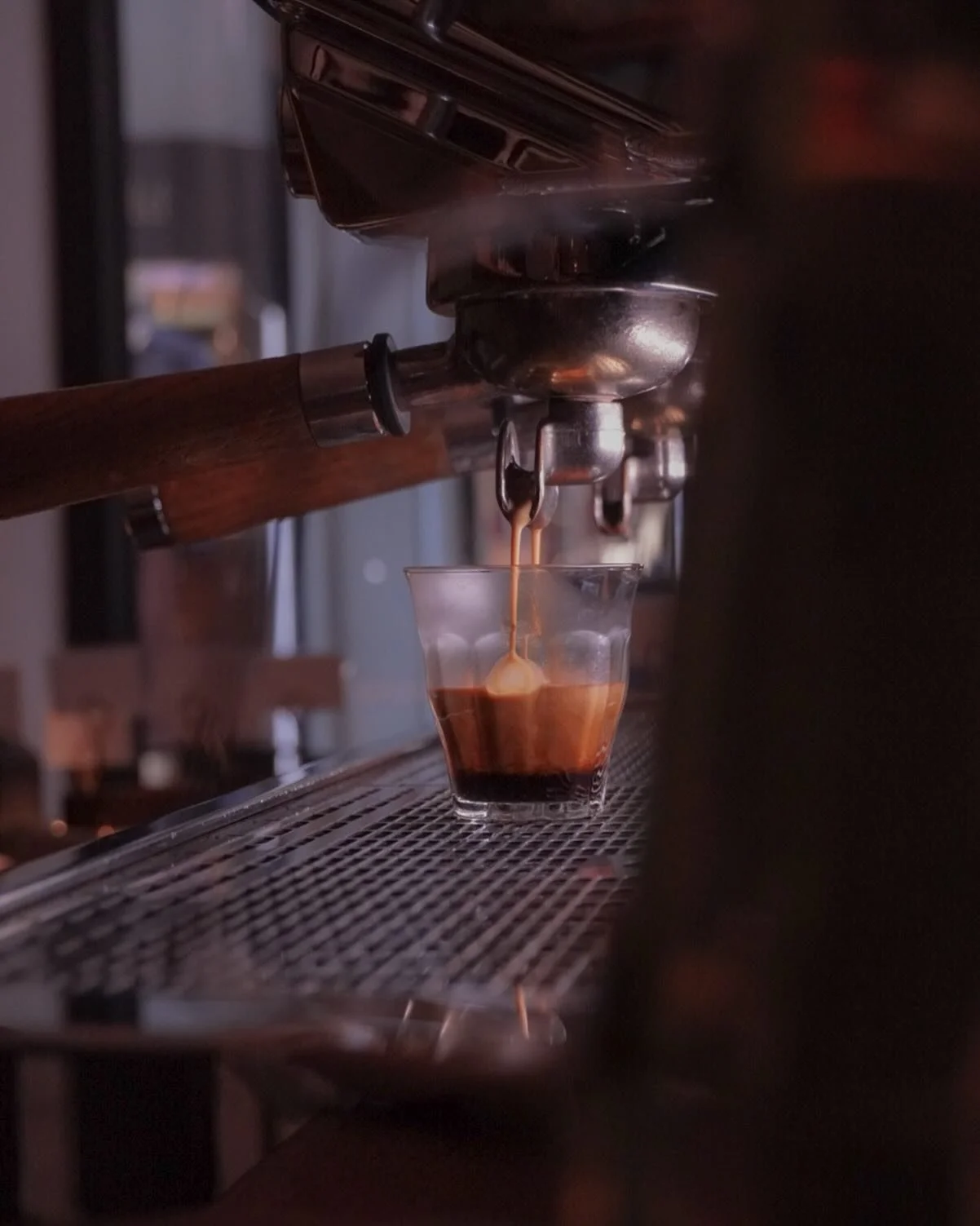 Interesting how much the cup changes the experience.

The balance, the temperature, the way the coffee hits your palate.

A great coffee will always be a great coffee, but the right vessel reveals a little more sweetness, aroma, and texture.

Small d