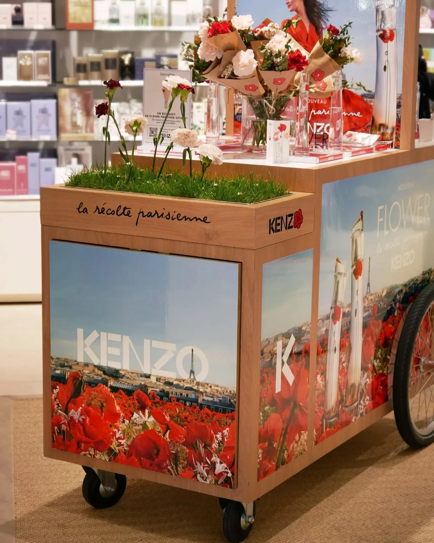 Raising awareness about the Parisian farm Kenzo worked with (@pleinairparis), we brought fresh flowers to two selected @marionnaudfr stores through a florist cart and offered fresh bouquets wrapped in branded kraft paper.

brand @kenzoparfums
design 