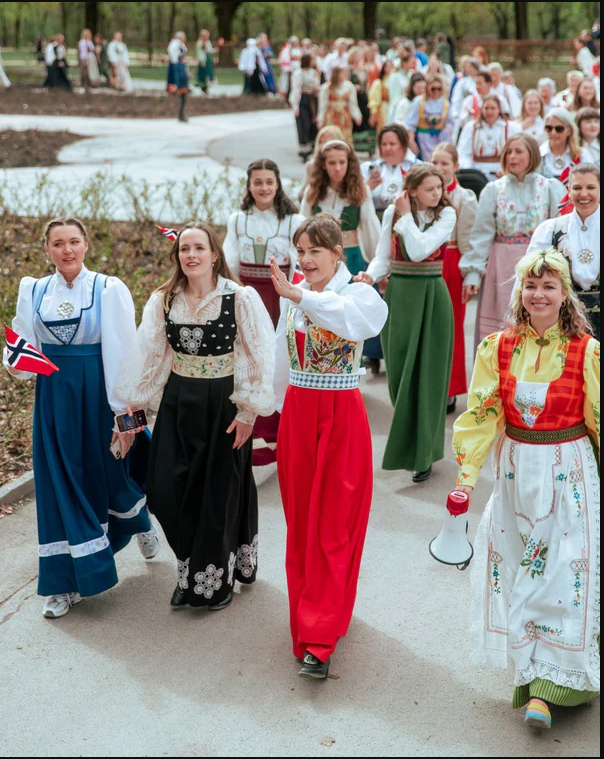 Sy festdrakt sammen med oss.