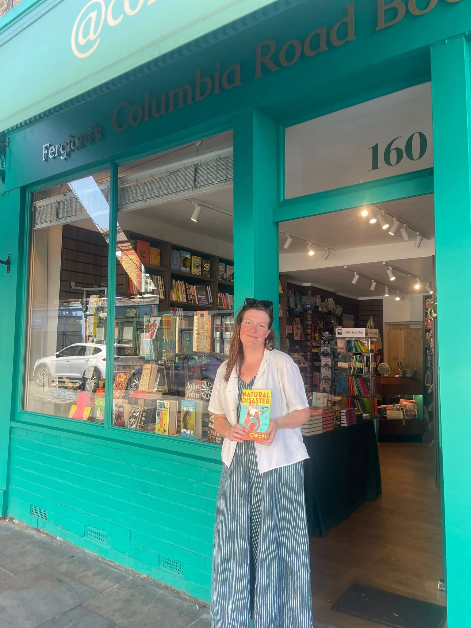 @lamowens bigggg thank you for popping in to sign for us! 

#books #london #bookshop #bookrecommendations #litfic