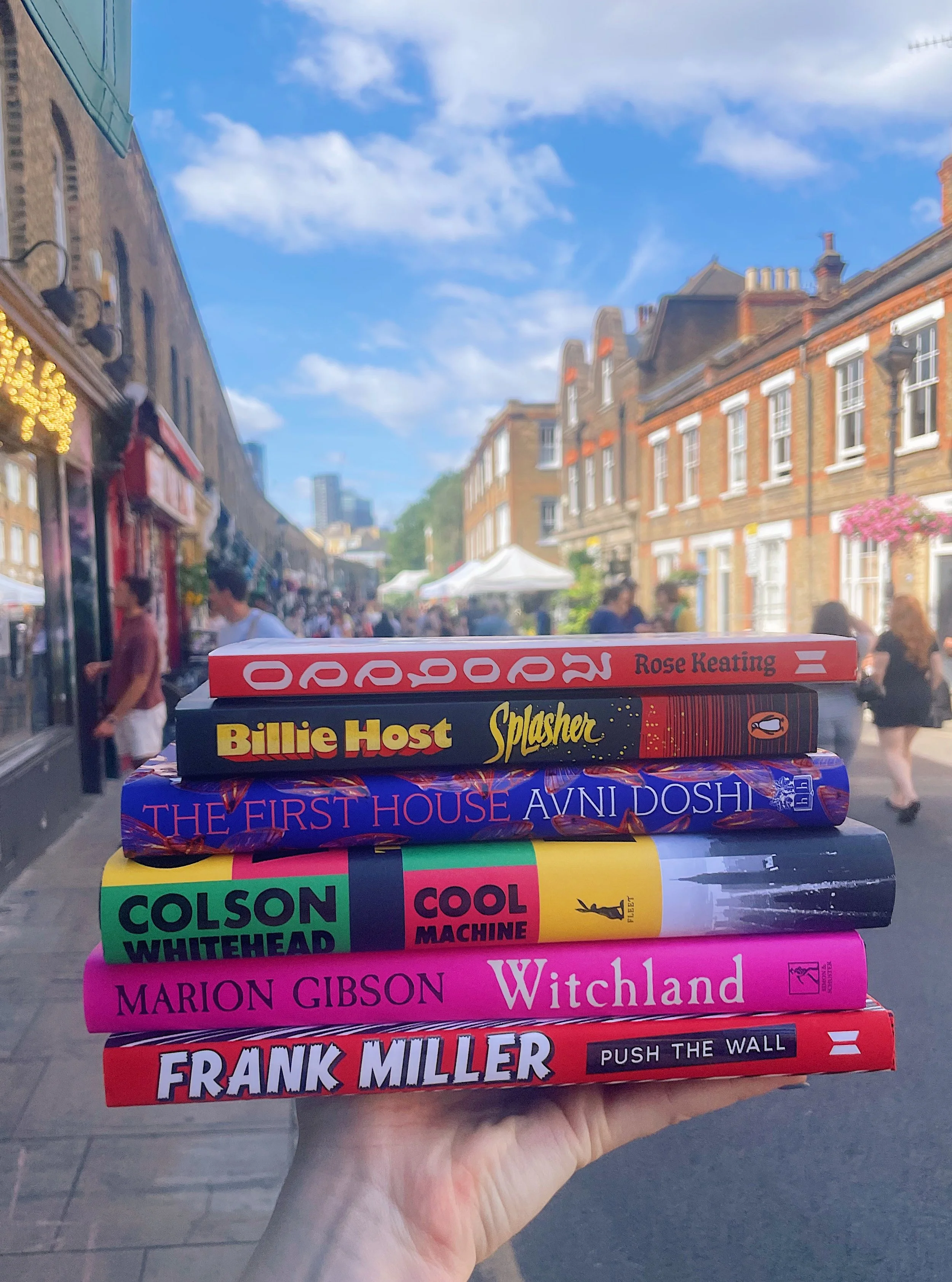 The sun is shining and the temperature is mild at last!! We're ready for another busy market day with lots of brilliant new releases 🌺