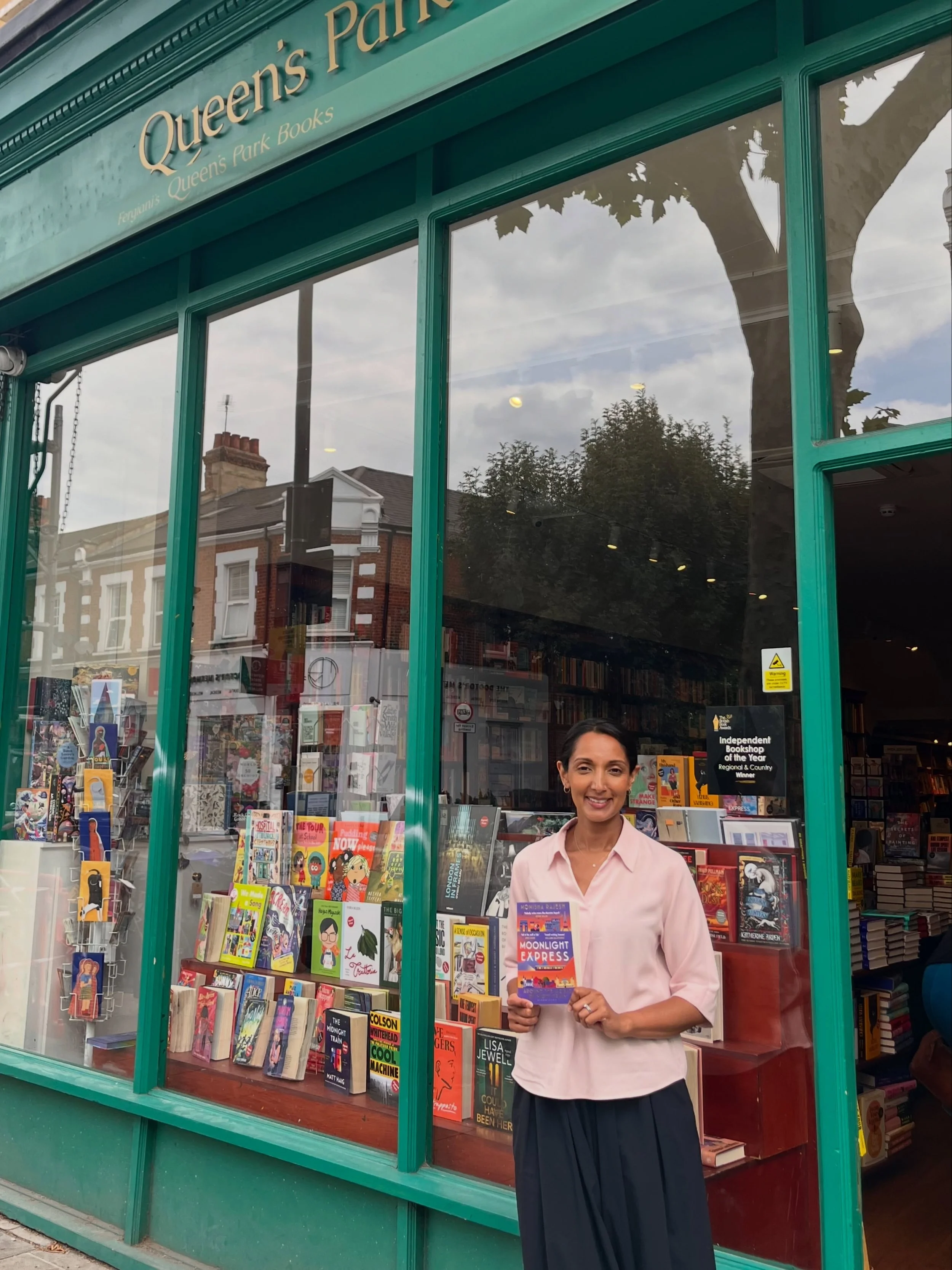 We had our lovely friend @monisha_rajesh come in to sign the brand new paperback of Moonlight Express! Thank you so much! Dedications are still available on WWW.WELBOOKS.CO.UK so don&rsquo;t panic if you missed out! 🥰

#books #traveling #london #boo