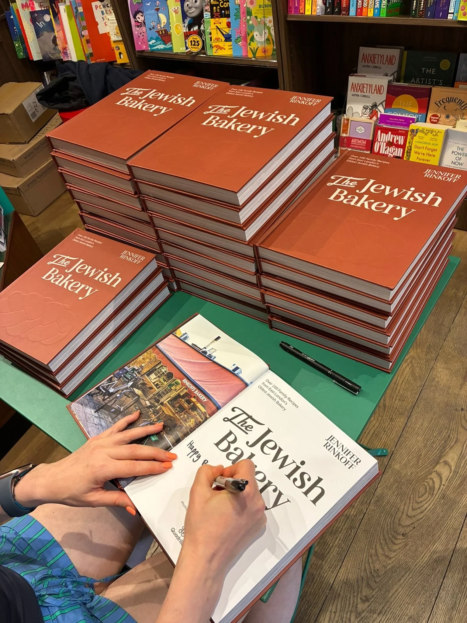 You&rsquo;ve never had a little treat quite like one from @rinkoffsbakery and now thanks to @bakerjen now you can make them at home! Big thanks for coming in to sign! Come get your copy 🤭🙂&zwj;↕️😋

#books #london #bookshop #baking #recipe