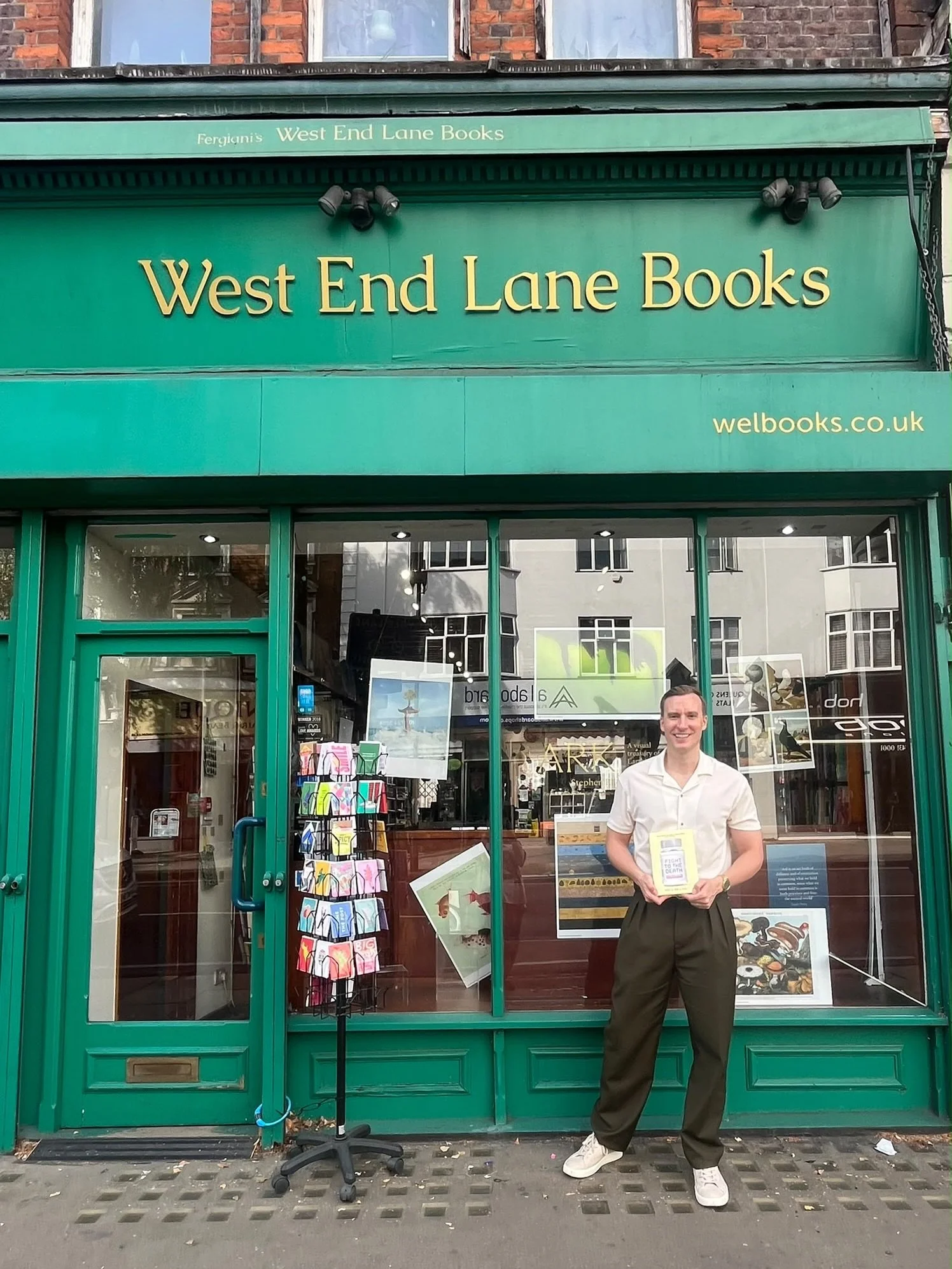 Happy publication day @paulbrandtv and thank you for coming in to sign Fight to the Death for us. This is such a fascinating book

~Collected true stories exploring both sides of the assisted dying debate. Honest and unflinching, Fight to the Death i