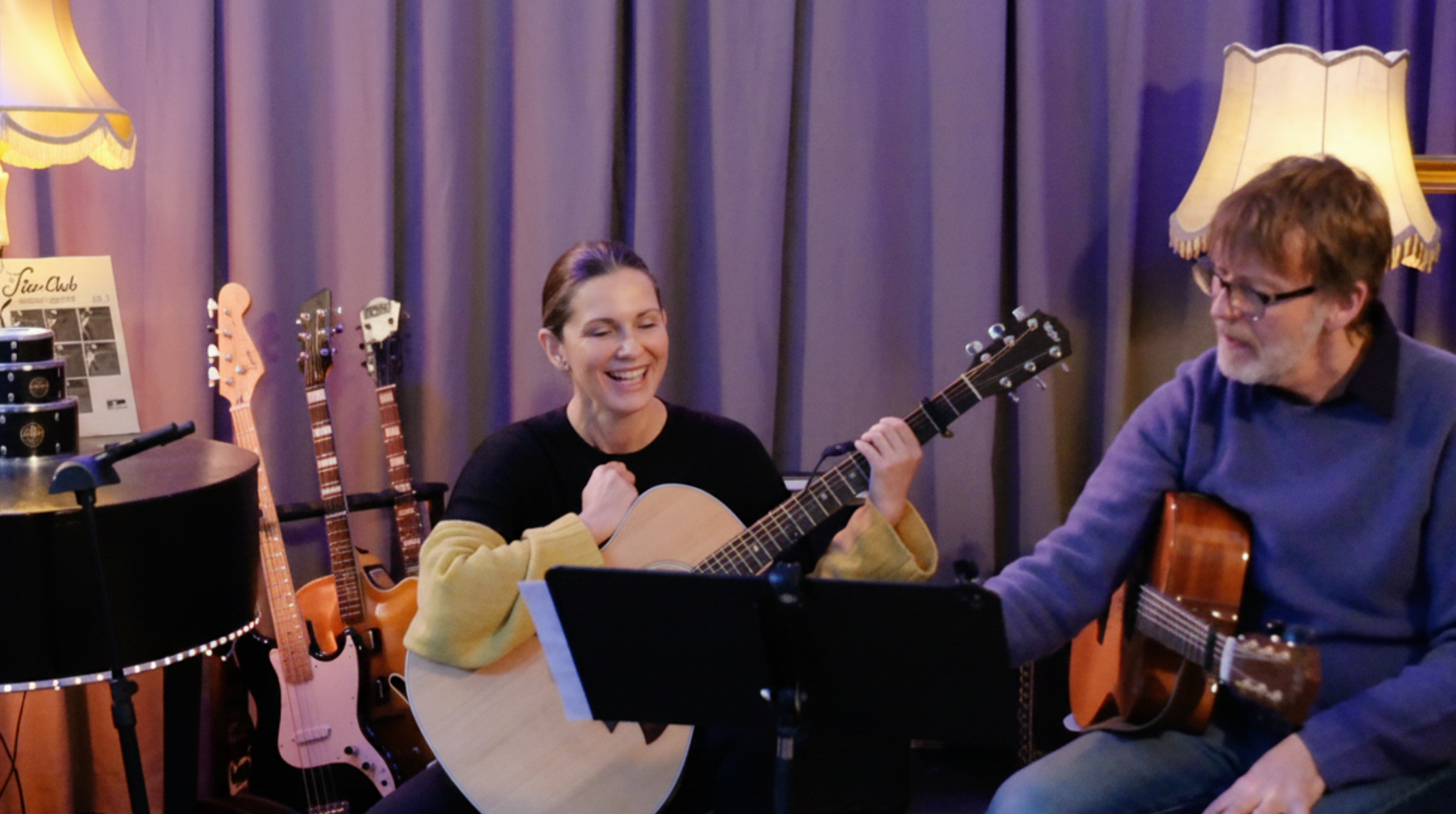 Schülerin beim Gitarrenunterricht in der Musikwerkstatt Ottensen