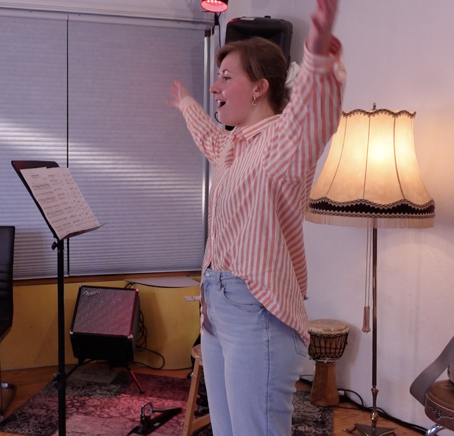 Teilnehmerin im Vocal Basis Kurs der Musikwerkstatt Ottensen