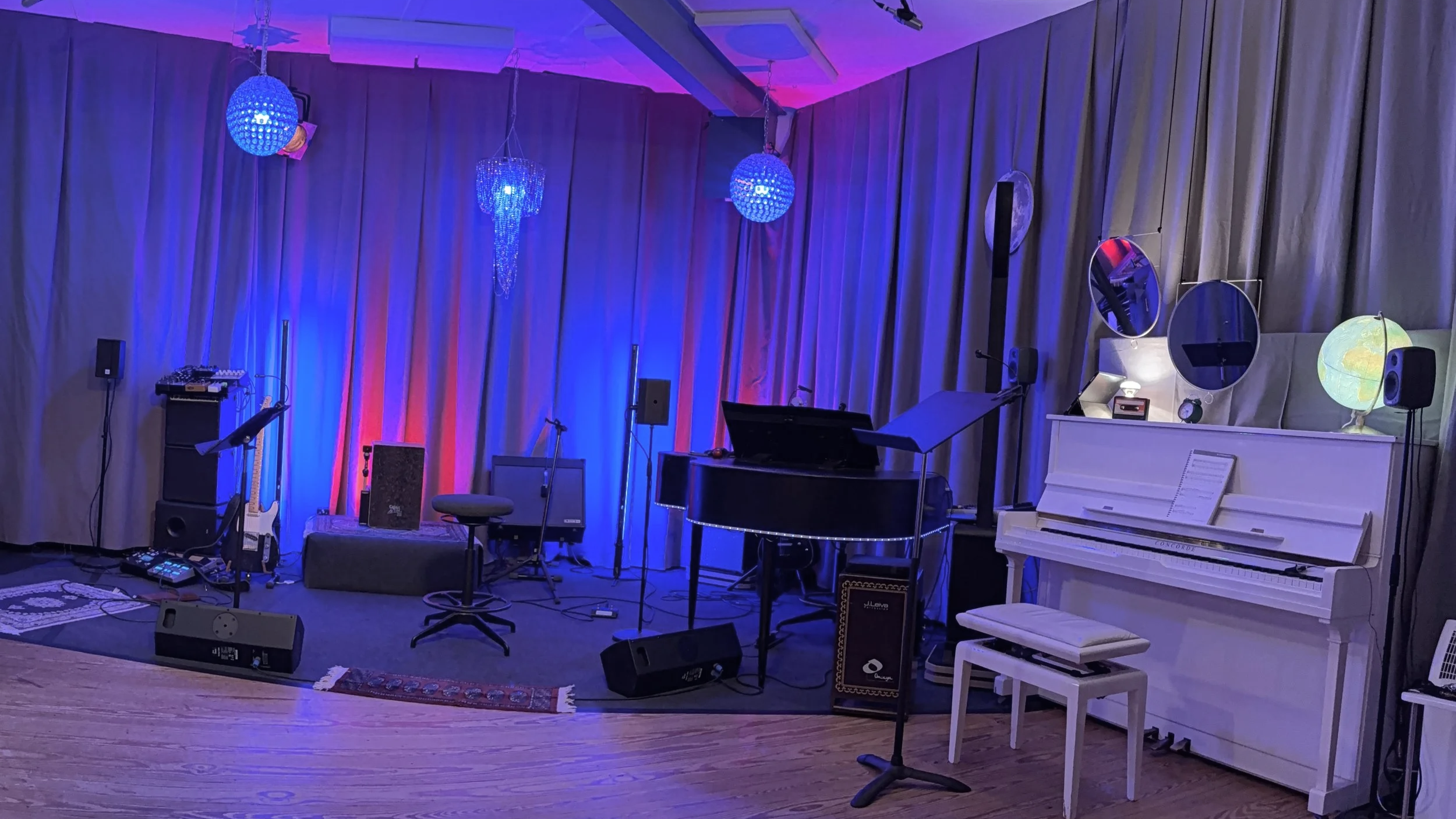 Unterrichtsraum mit Gitarren, Piano und Mikrofon im Studio der Musikwerkstatt Ottensen