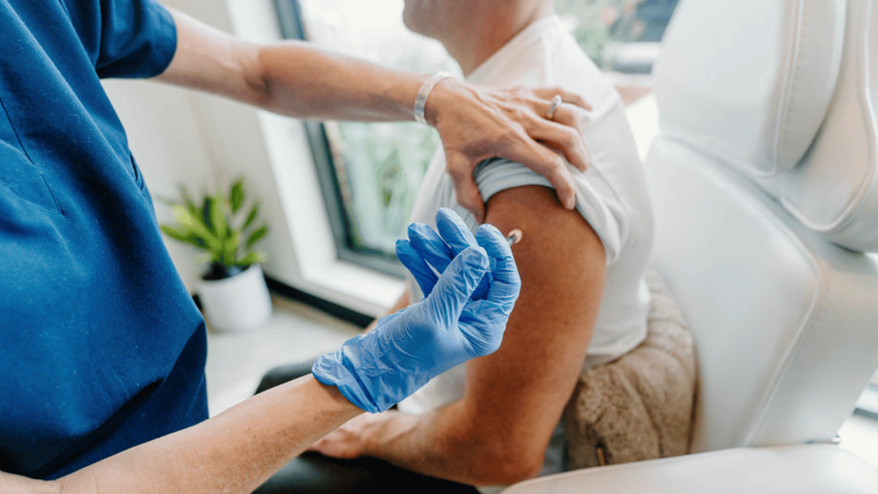 doctor injecting patient in arm