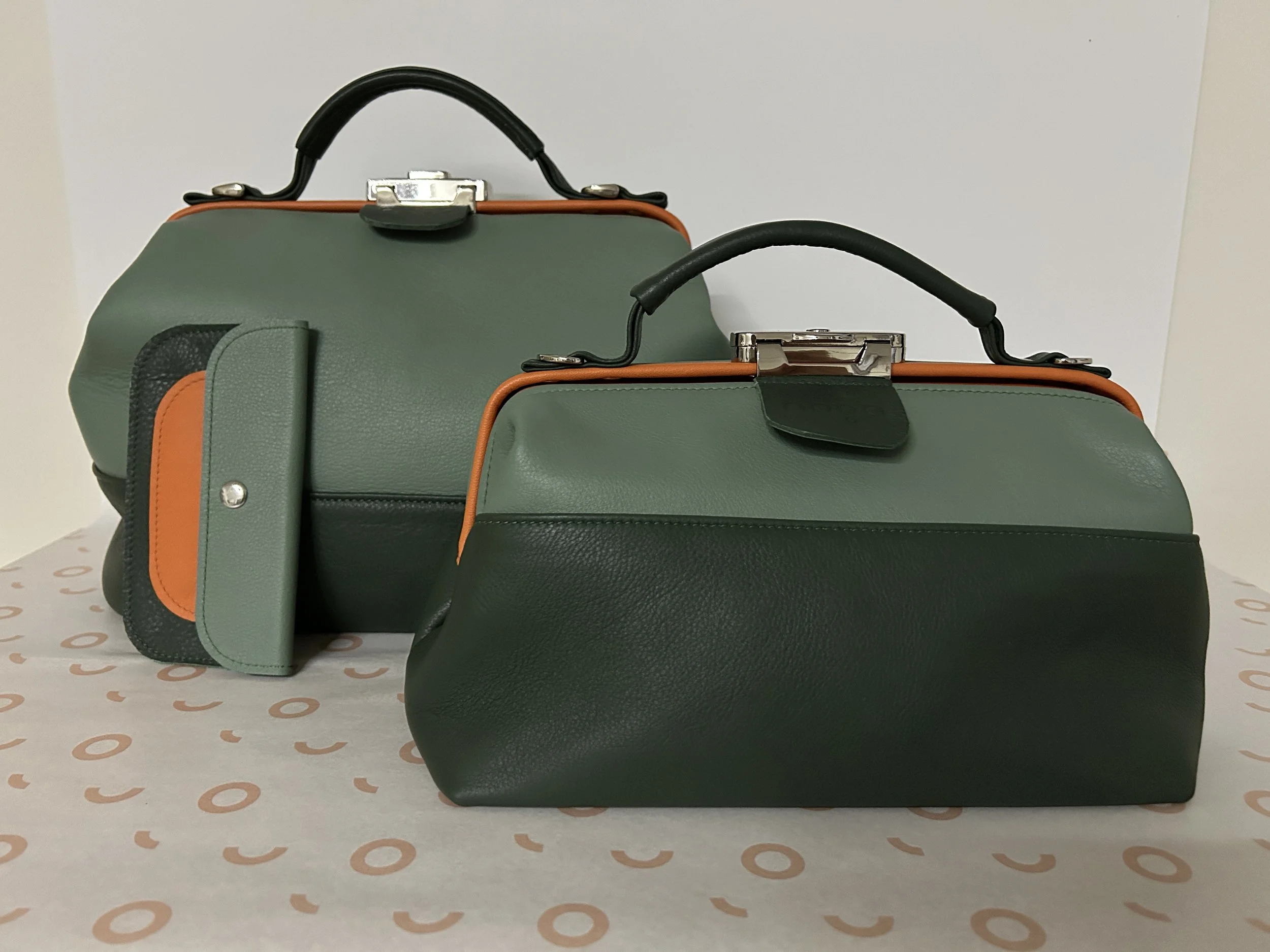 Dokterstas Aalborg, small vanaf € 195,00 en 
medium vanaf € 240,00. 
Bijbehorende portemonnee € 12,50.