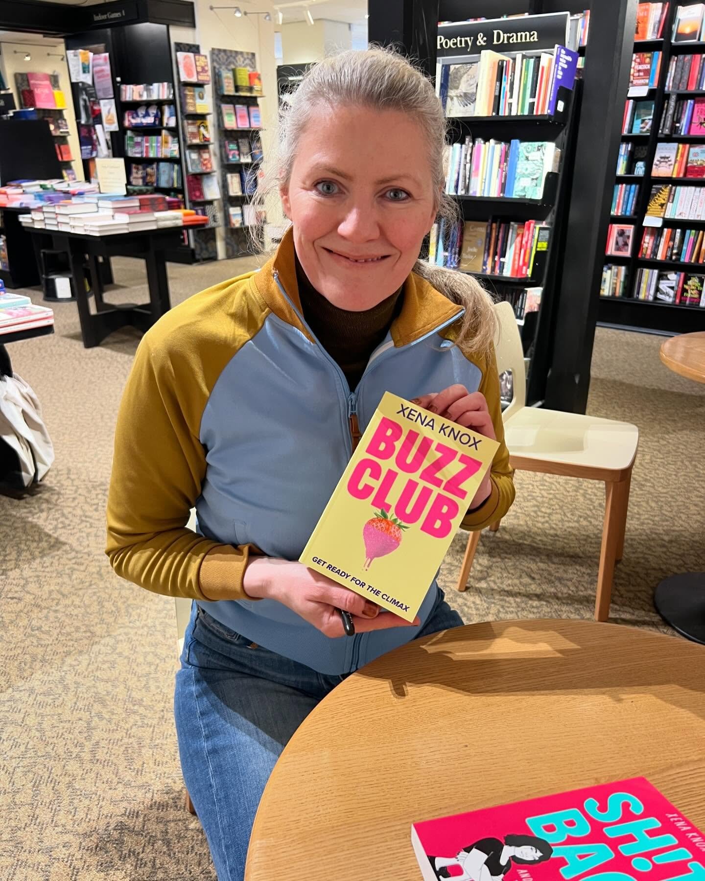 💝⚡️Delighted to sign BUZZ CLUB &amp; SH!T BAG copies in the lovely @wstonesdundee 💝⚡️ Buzz Club is set in and around Dundee &amp; Broughty Ferry - are you ready to find your new YA buzz? #yabooks #signedauthorcopies #waterstonesdundee #ukyabooks #y