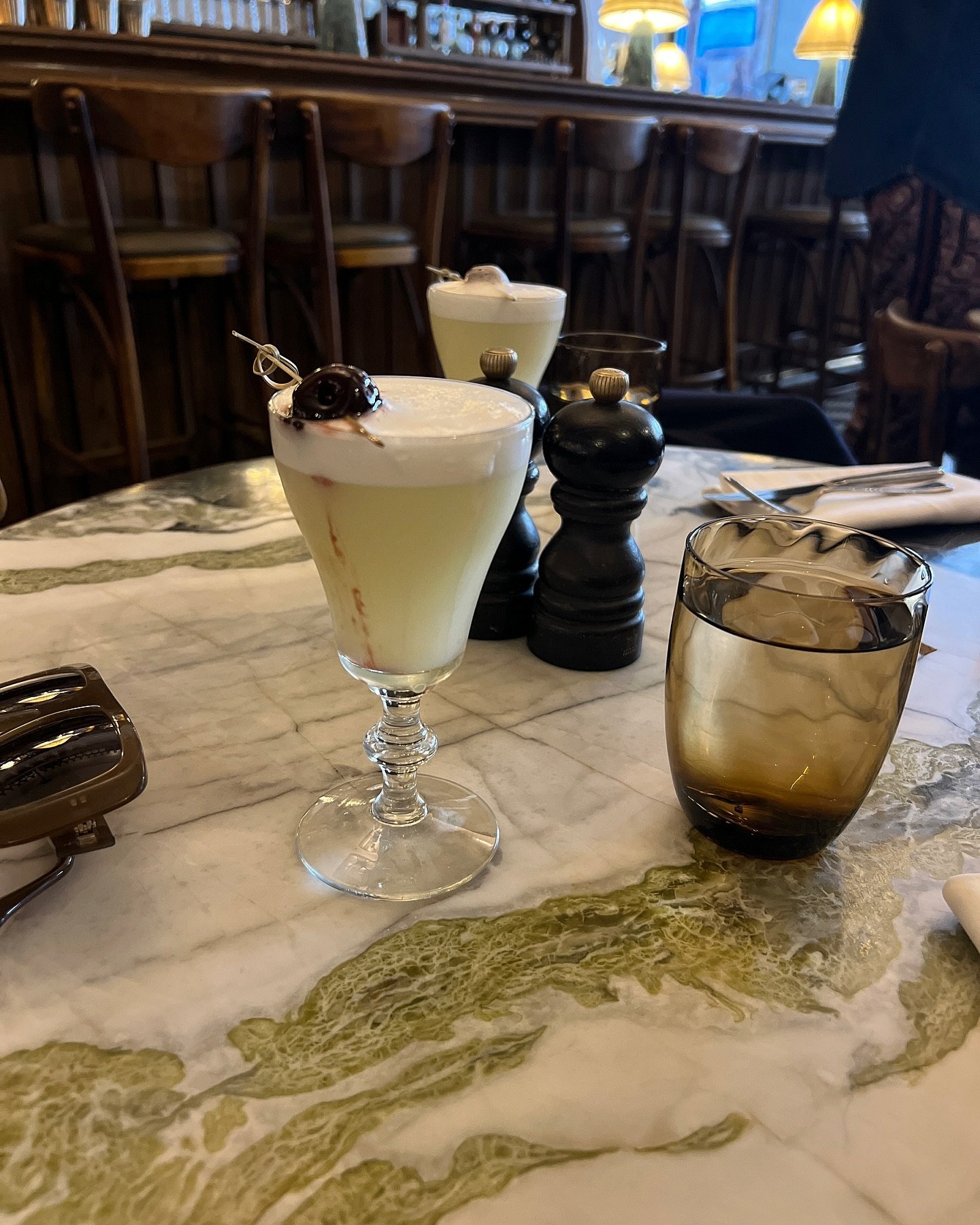 Back in the Hood for a couple of nights. *sighs* 💛💚🖤🤍 #london #cecconis #shoreditch #lunchinlondon #misshome #sours #marble #redchurchtownhouse #lunchdate #oldlifenewlife #illbebackwithabang #somedayovertherainbow #lunch #cocktails #onitsukatiger