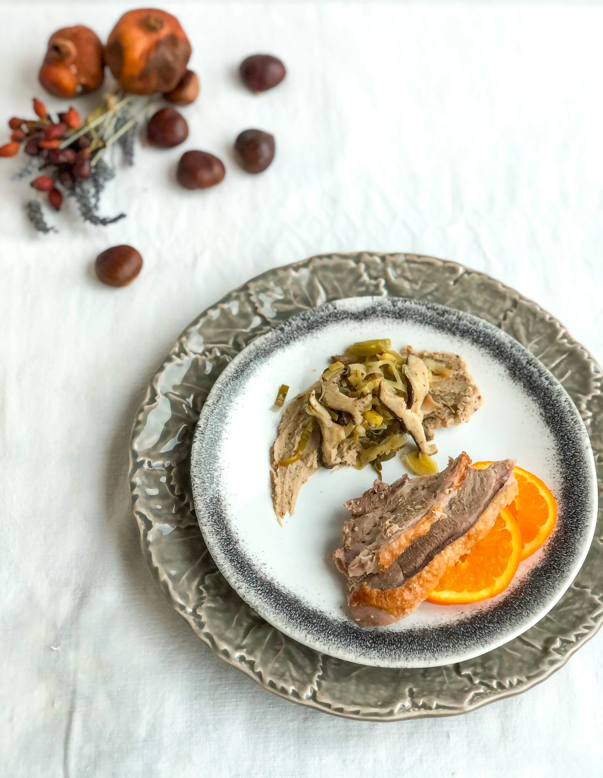Pato ao sal com puré de castanha e legumes