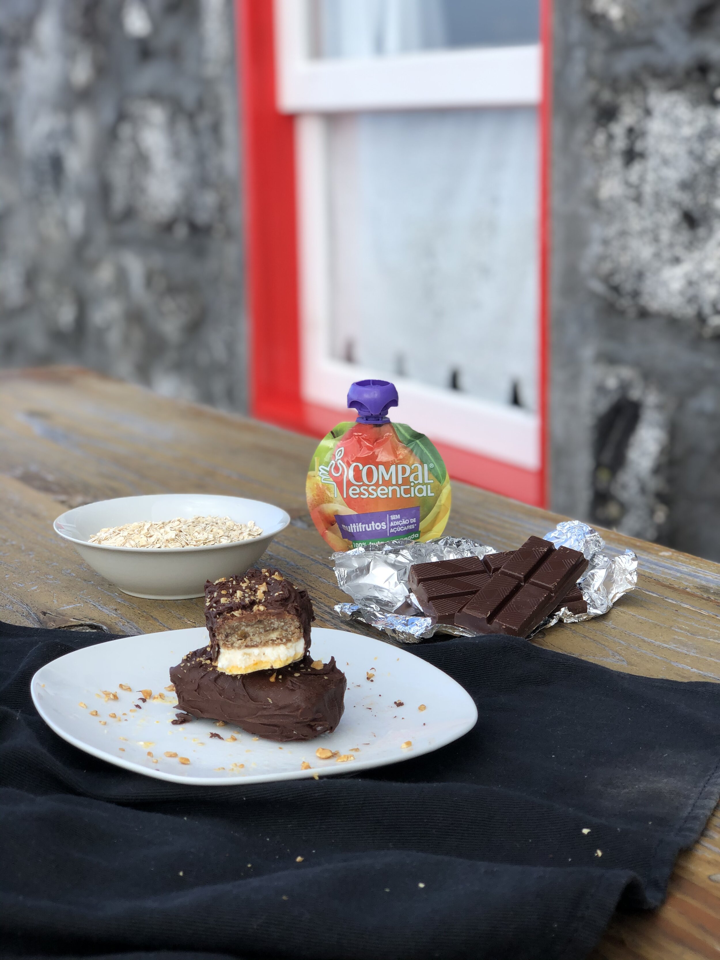 Barra gelada de multifrutos e chocolate