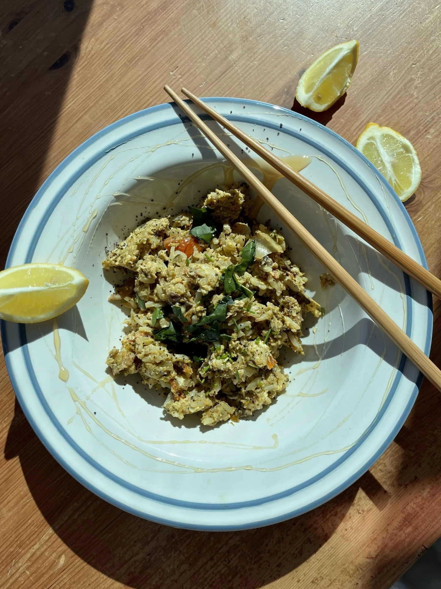 Arroz asiático com ovo mexido