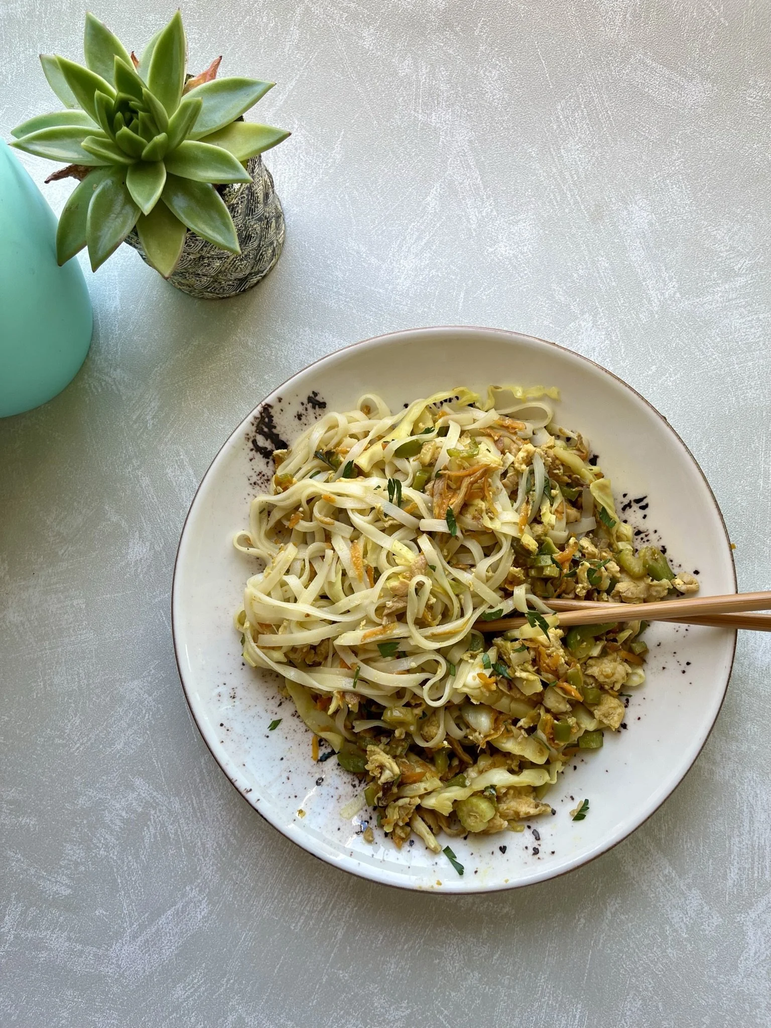 Noodles de legumes e ovo